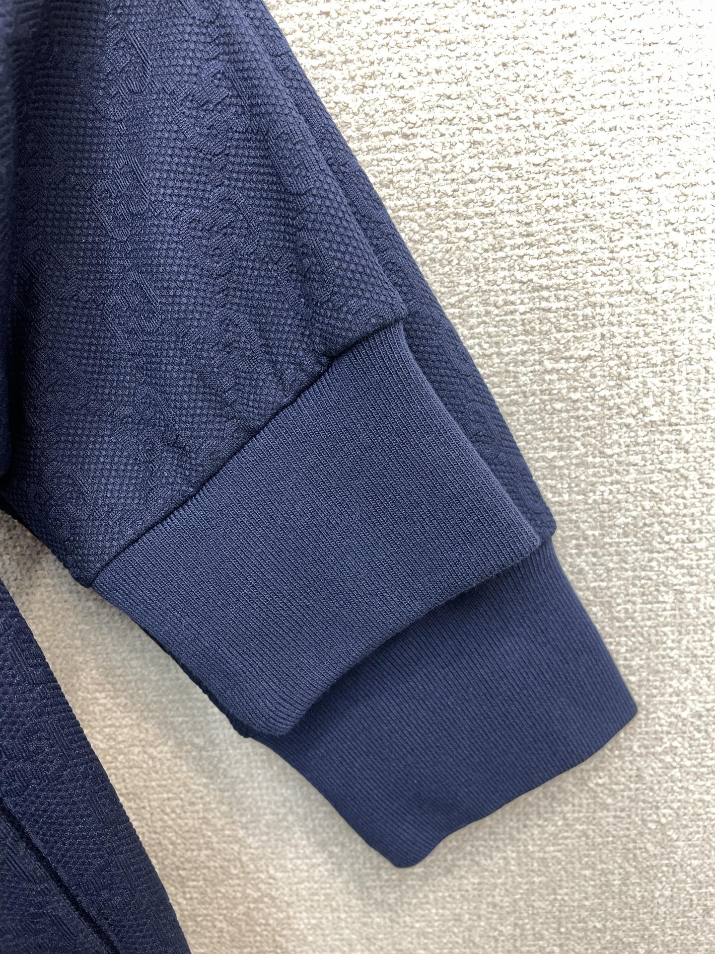 /套。Gucci古驰💥砸锅卖铁都要上的新款新款专柜同款休闲套装，高级感满满！细节精致高档，做工无可挑剔！