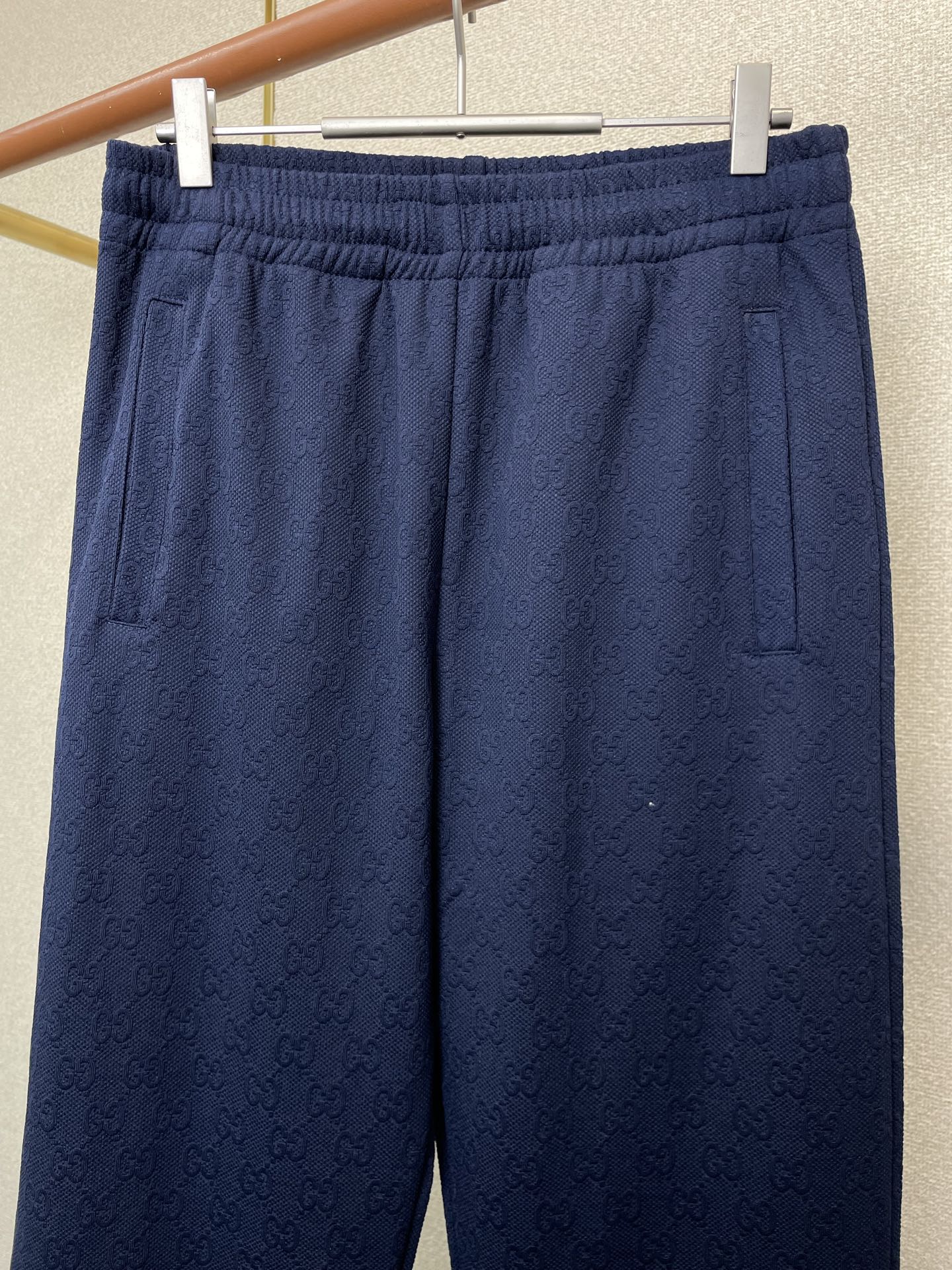 /套。Gucci古驰💥砸锅卖铁都要上的新款新款专柜同款休闲套装，高级感满满！细节精致高档，做工无可挑剔！