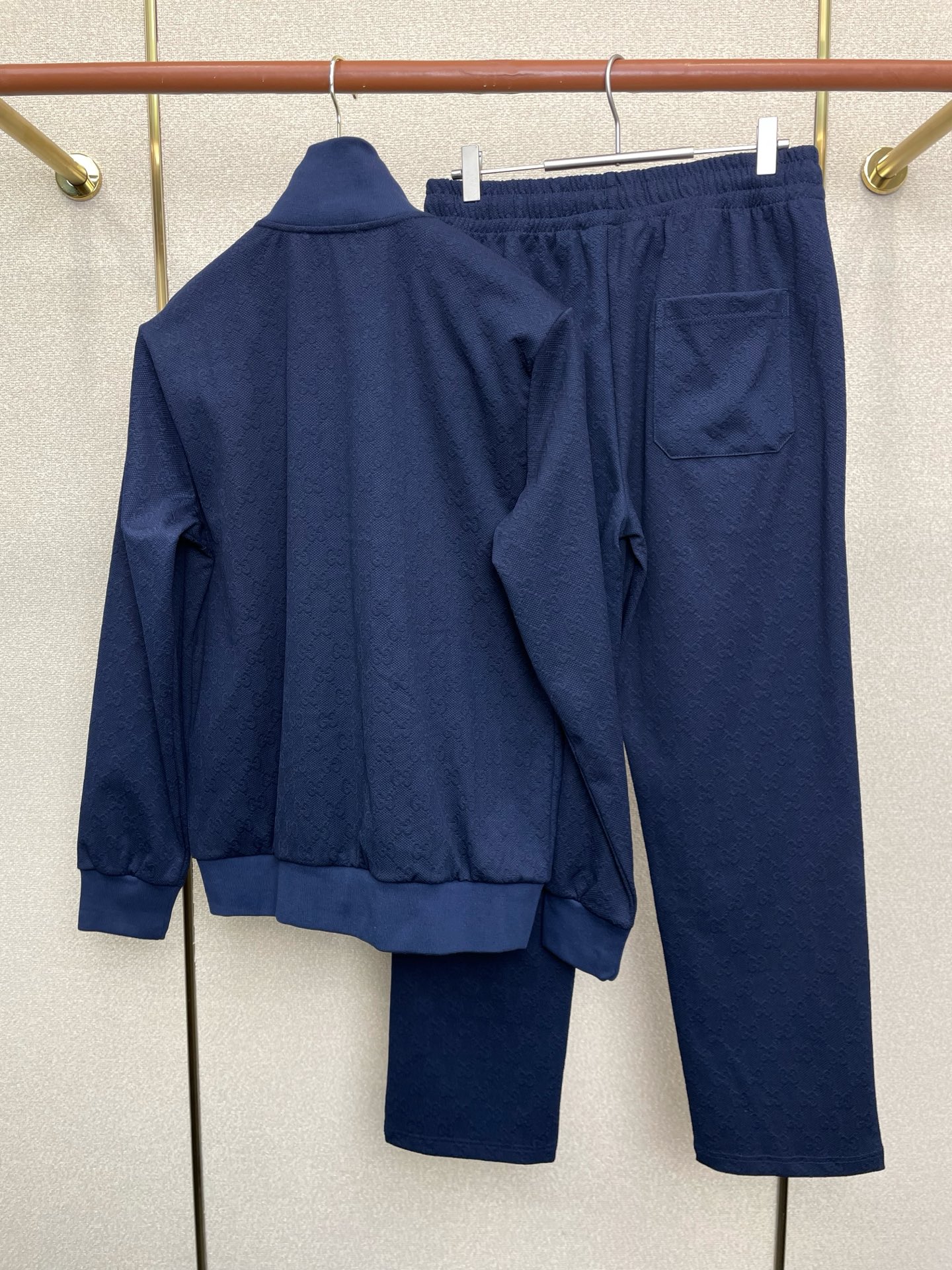 /套。Gucci古驰💥砸锅卖铁都要上的新款新款专柜同款休闲套装，高级感满满！细节精致高档，做工无可挑剔！