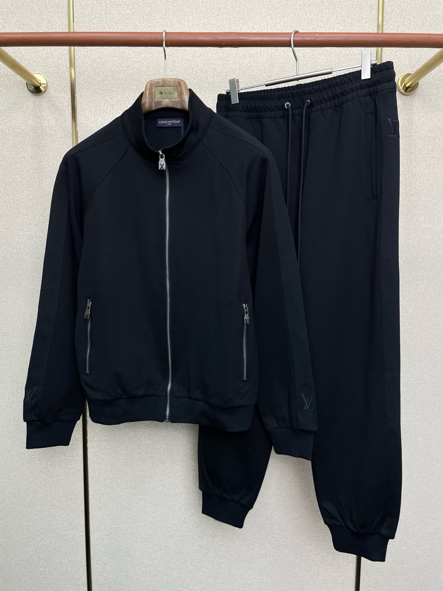 NO:656870,/set.Louis Vuitton exclusively offers the same casual suits for new counters, full of high-end feel!  The details are exquisite and high-end, and the workmanship is impeccable!  The imported fabric is three-dimensional and exquisite. The original high-end double-sided jersey fabric is very high-end!  Original zipper!  The fabric is stiff, wrinkle-resistant and wear-resistant, moisture-absorbent, quick-drying and breathable, neat and stylish. Size M-3XL,,louis vuitton,louis vuitton,alexander wang19860909/套.Louis Vuitton路易威登独家专供新款专柜同款休闲套装,高级感满满！细节精致高档,做工无可挑剔！进口面料 立体精致细腻.原版高端双面平纹针织面料很显高级！原版拉链！面料挺括抗皱耐磨,吸湿速干透气,利落有型.码数M-3XL,,louis vuitton,louis vuitton,alexander wang,Men's clothing