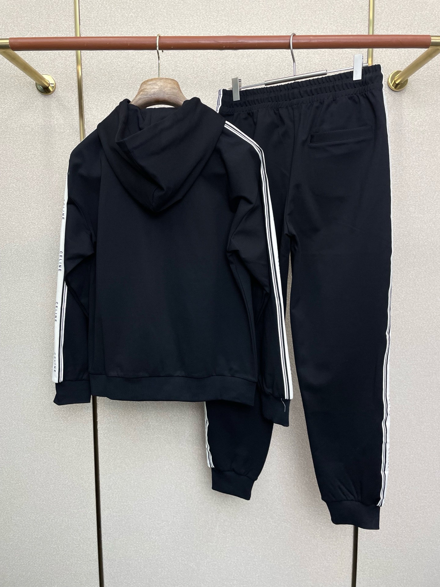 /套。CELINE赛琳💥砸锅卖铁都要上的新款新款专柜同款休闲套装，高级感满满！细节精致高档，做工无可挑剔