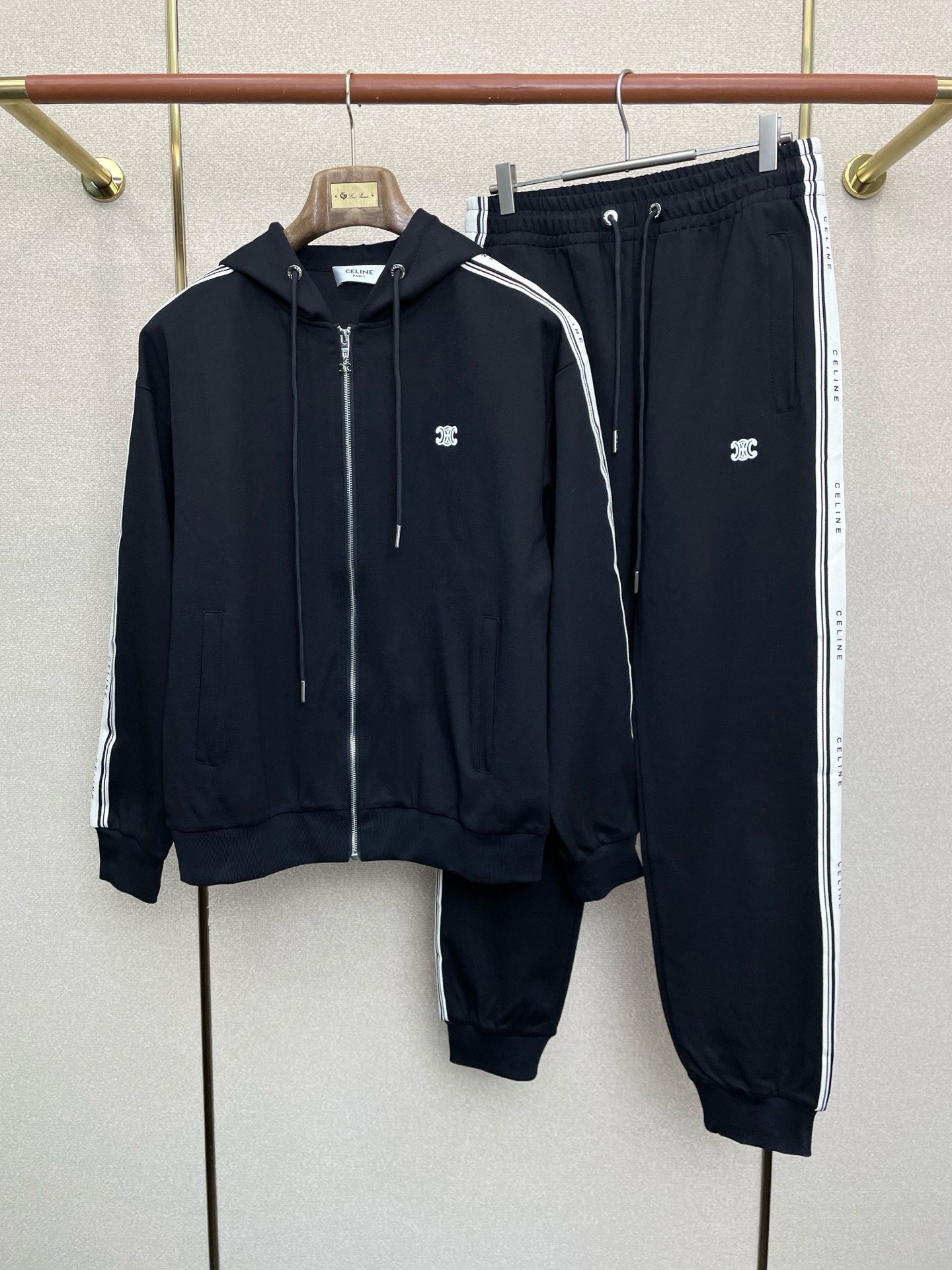 NO:656897,/Set. CELINE exclusively offers the same casual suits in new counters, full of high-end feel!  The details are exquisite and high-end, and the workmanship is impeccable!  The imported fabric is three-dimensional and exquisite. The original high-end double-sided jersey fabric is very high-end!  Original zipper!  The fabric is stiff, wrinkle-resistant and wear-resistant, moisture-absorbent, quick-drying and breathable, neat and stylish. Size M-3XL,,celine,celine,alexander wang19860909/套.CELINE赛琳独家专供新款专柜同款休闲套装,高级感满满！细节精致高档,做工无可挑剔！进口面料 立体精致细腻.原版高端双面平纹针织面料很显高级！原版拉链！面料挺括抗皱耐磨,吸湿速干透气,利落有型.码数M-3XL,,celine,celine,alexander wang,Men's clothing