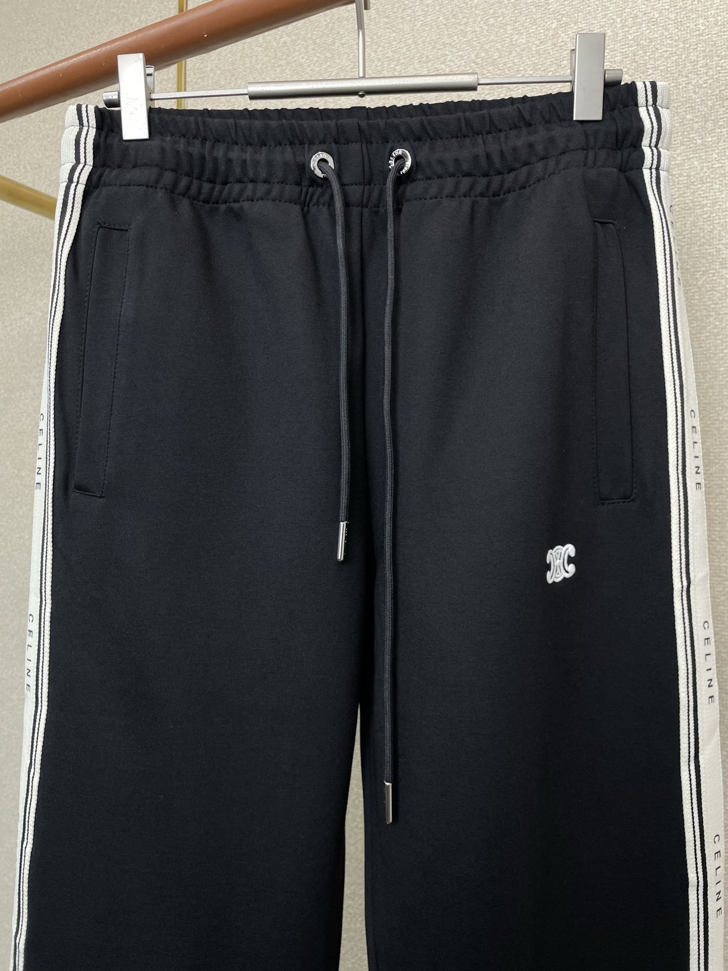 /套。CELINE赛琳💥砸锅卖铁都要上的新款新款专柜同款休闲套装，高级感满满！细节精致高档，做工无可挑剔