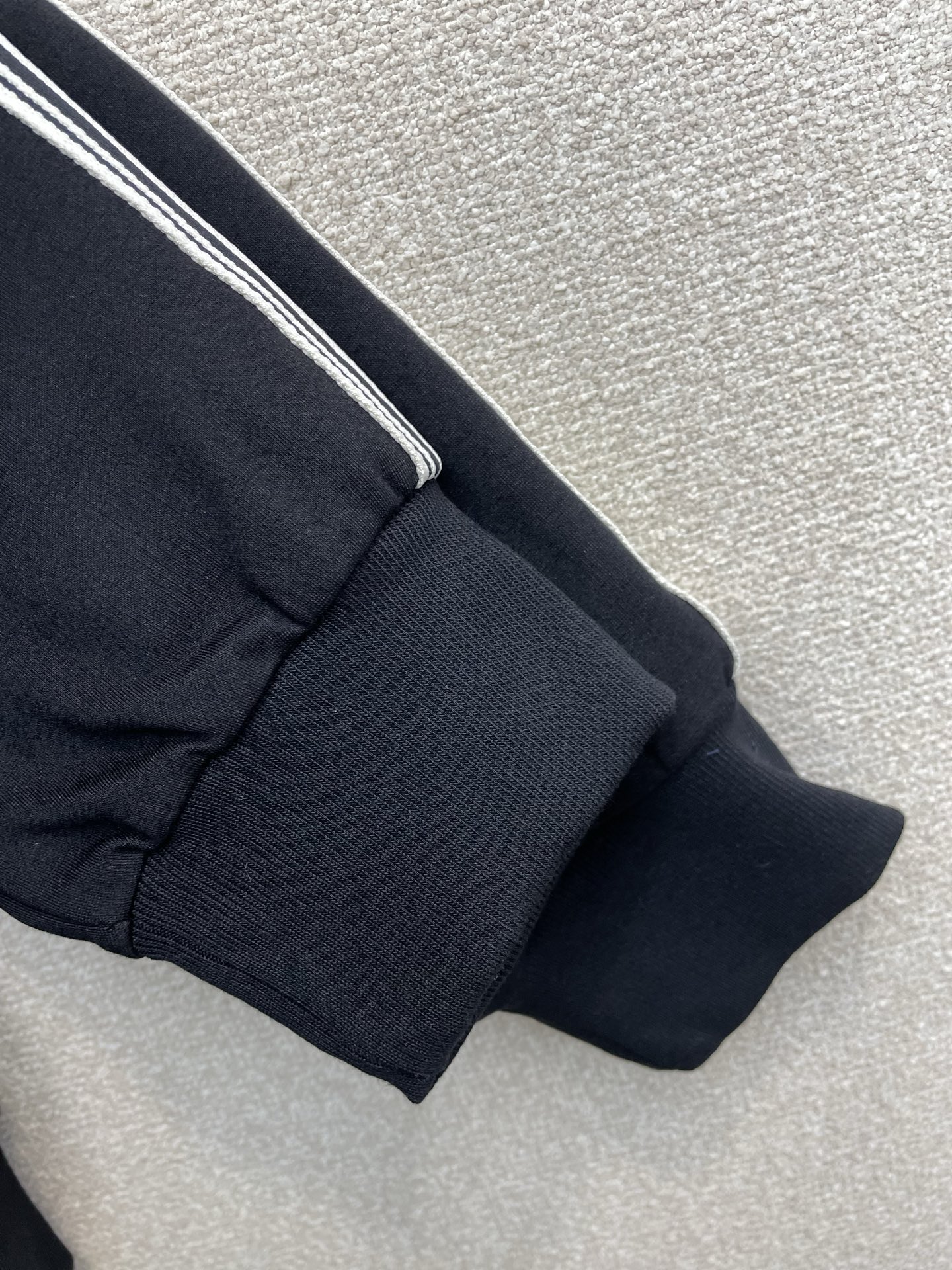 /套。CELINE赛琳💥砸锅卖铁都要上的新款新款专柜同款休闲套装，高级感满满！细节精致高档，做工无可挑剔