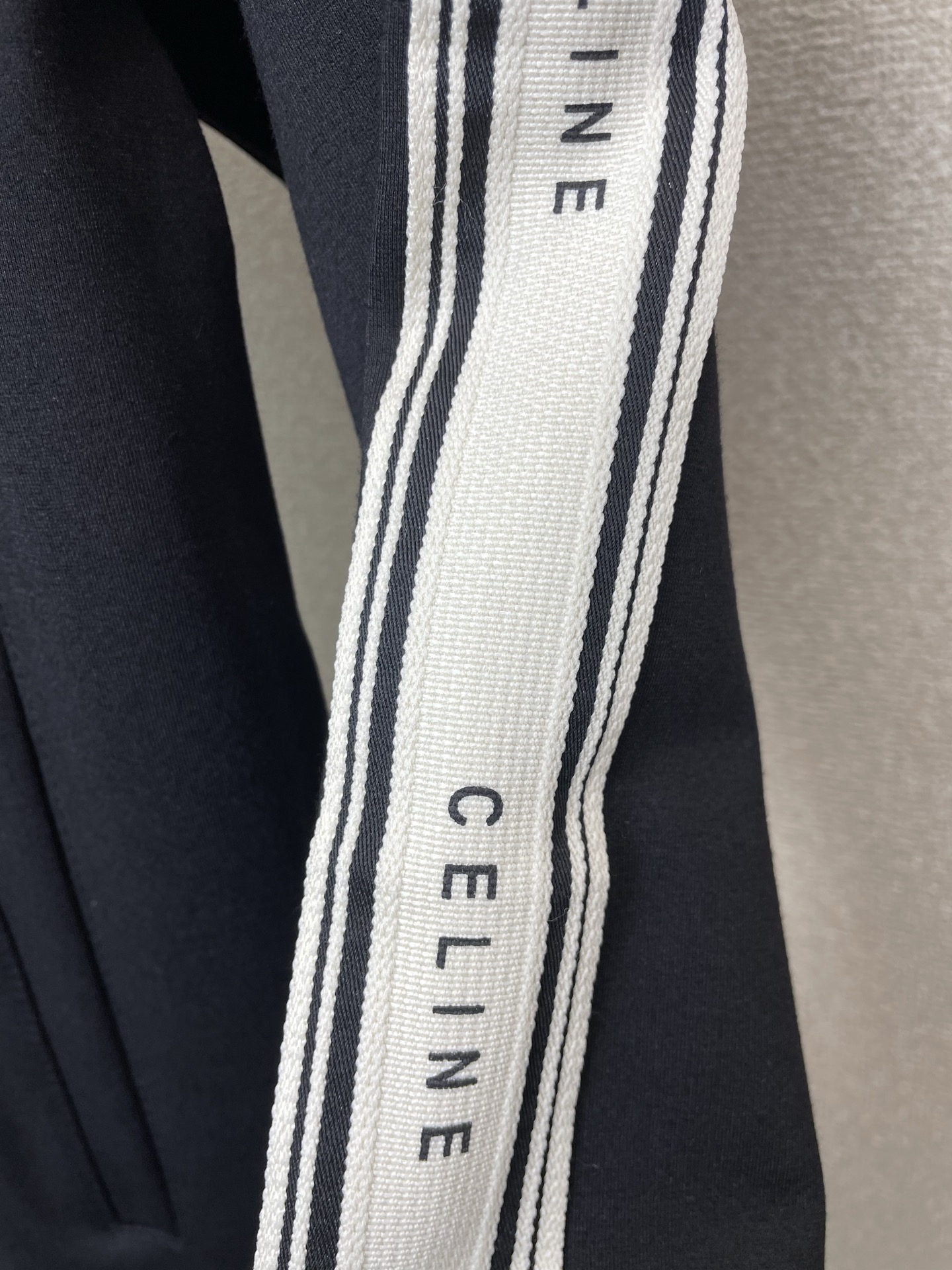 /套。CELINE赛琳💥砸锅卖铁都要上的新款新款专柜同款休闲套装，高级感满满！细节精致高档，做工无可挑剔