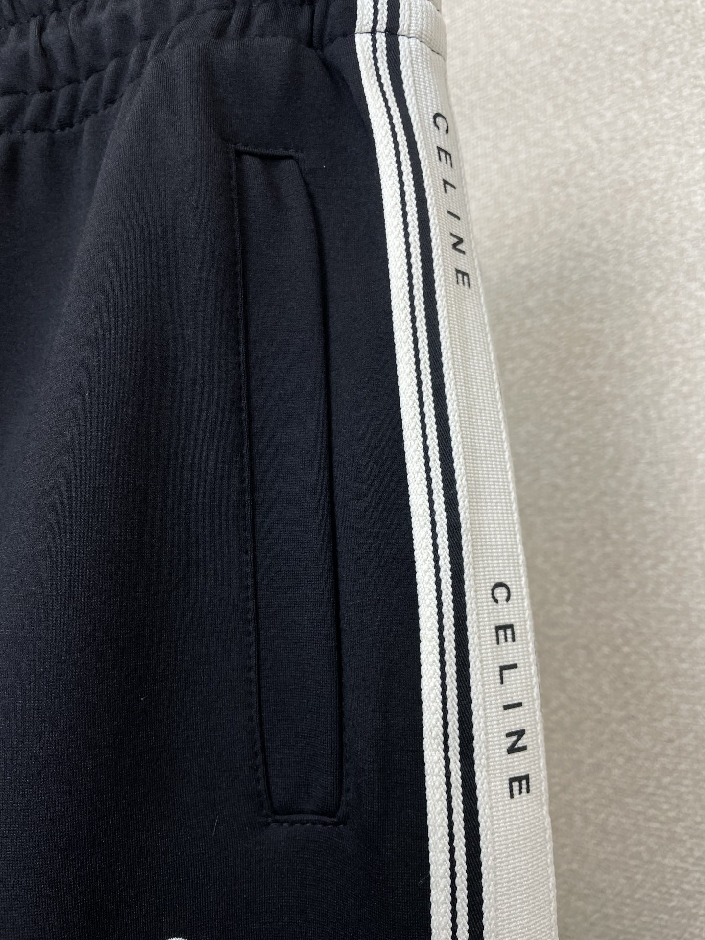 /套。CELINE赛琳💥砸锅卖铁都要上的新款新款专柜同款休闲套装，高级感满满！细节精致高档，做工无可挑剔