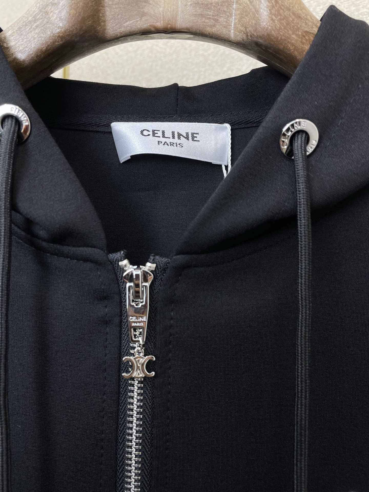 /套。CELINE赛琳💥砸锅卖铁都要上的新款新款专柜同款休闲套装，高级感满满！细节精致高档，做工无可挑剔