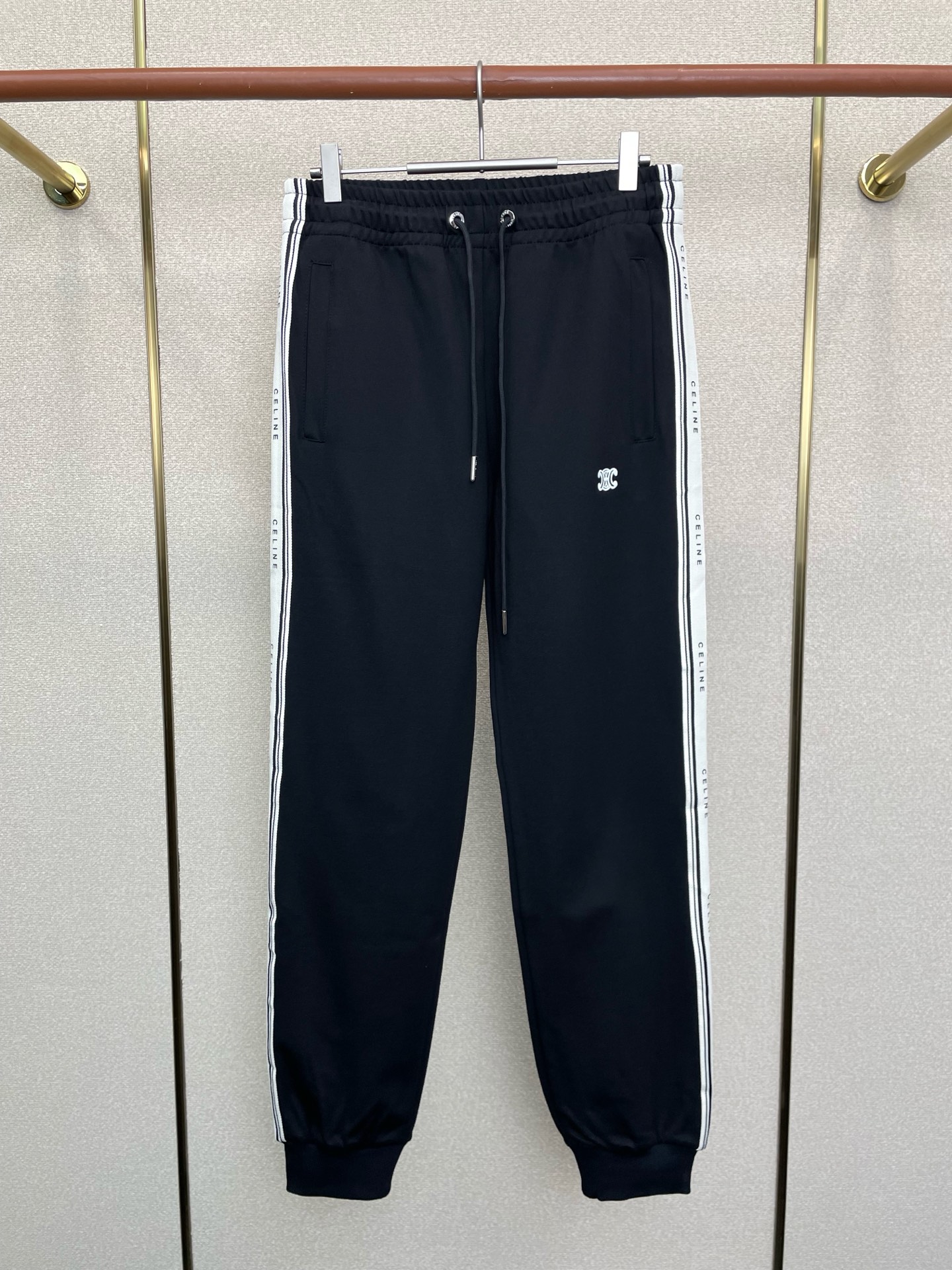 /套。CELINE赛琳💥砸锅卖铁都要上的新款新款专柜同款休闲套装，高级感满满！细节精致高档，做工无可挑剔