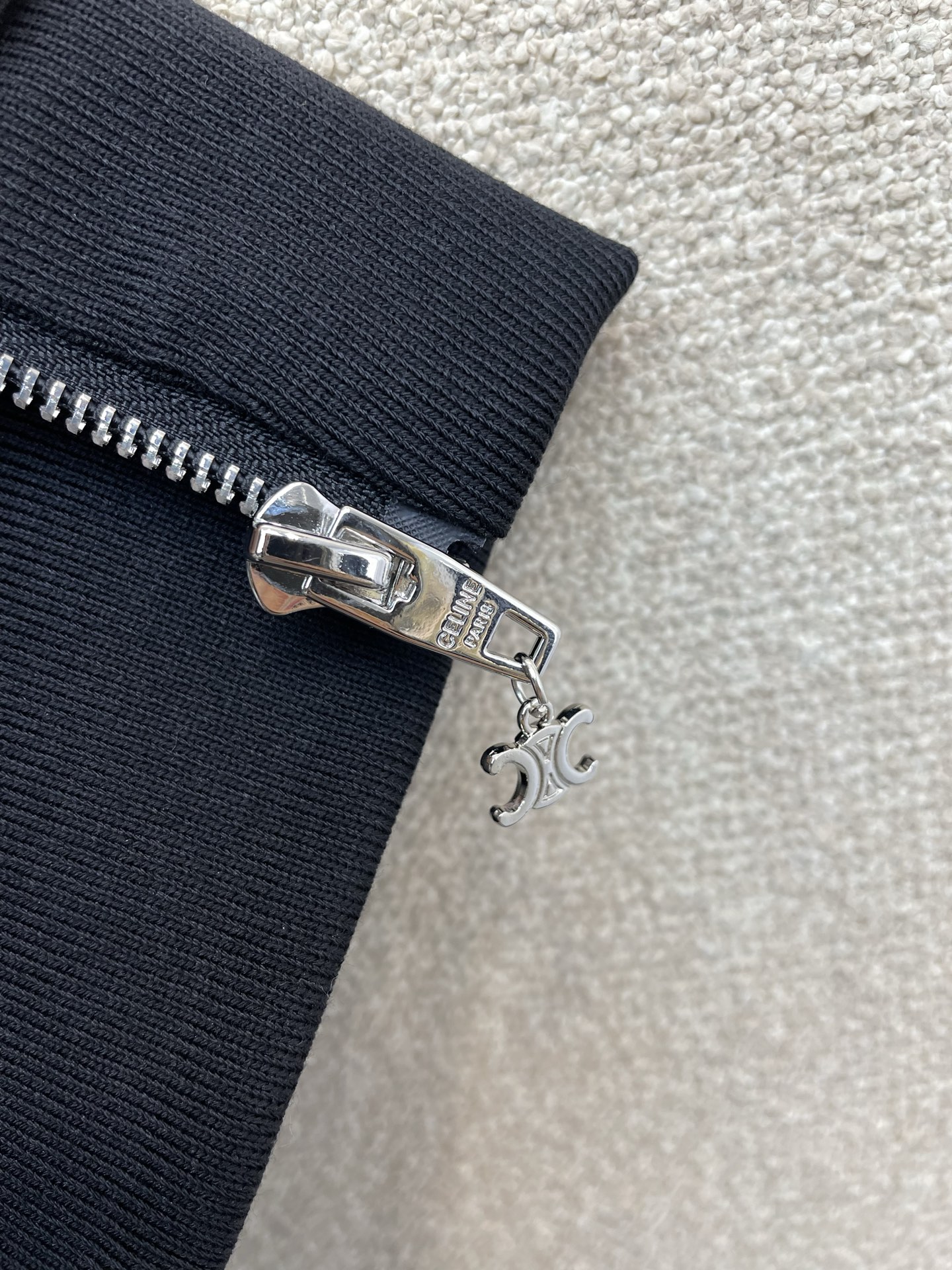 /套。CELINE赛琳💥砸锅卖铁都要上的新款新款专柜同款休闲套装，高级感满满！细节精致高档，做工无可挑剔