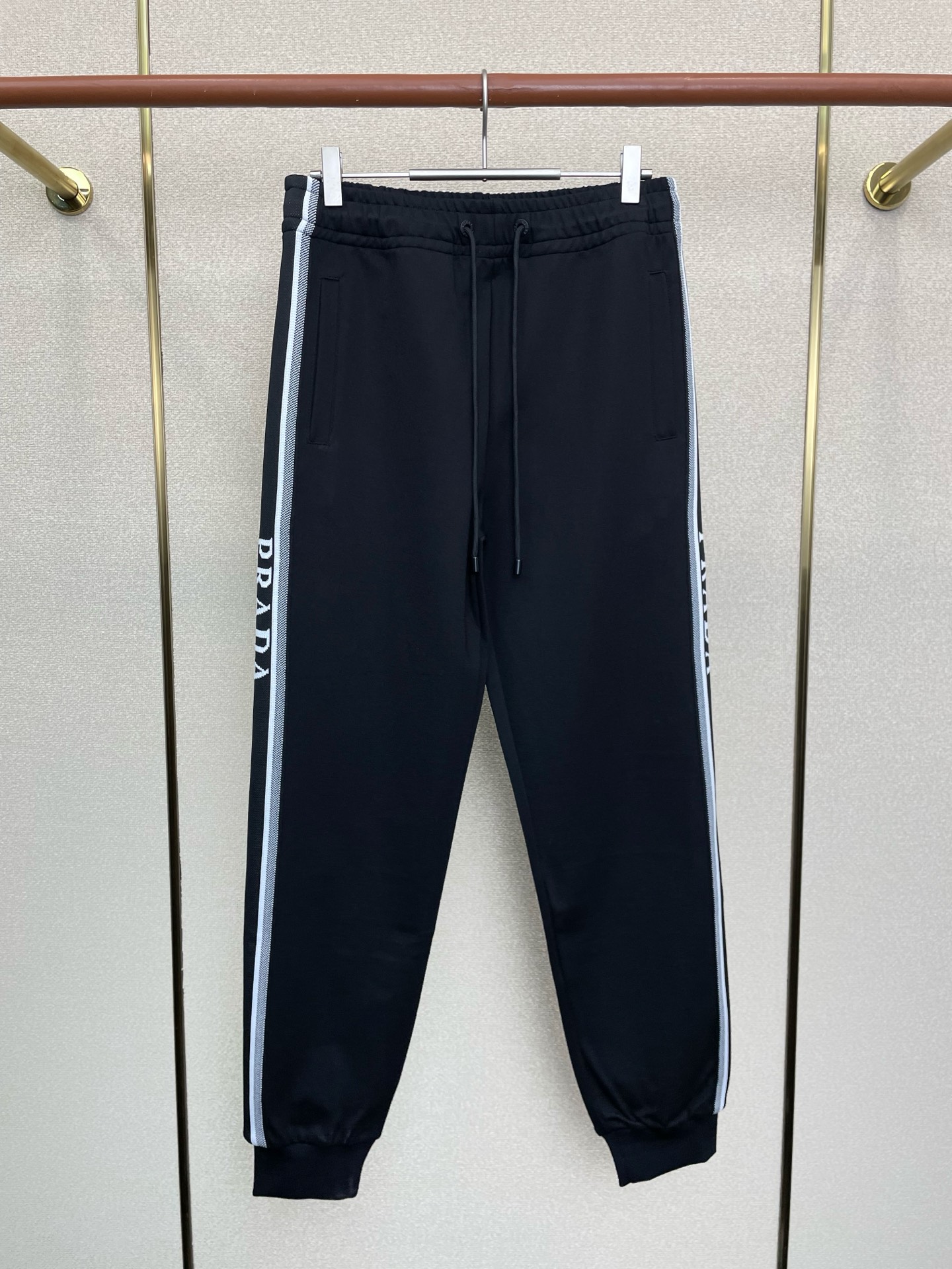 /套。Prada普拉达💥砸锅卖铁都要上的新款新款专柜同款休闲套装，高级感满满！细节精致高档，做工无可挑剔