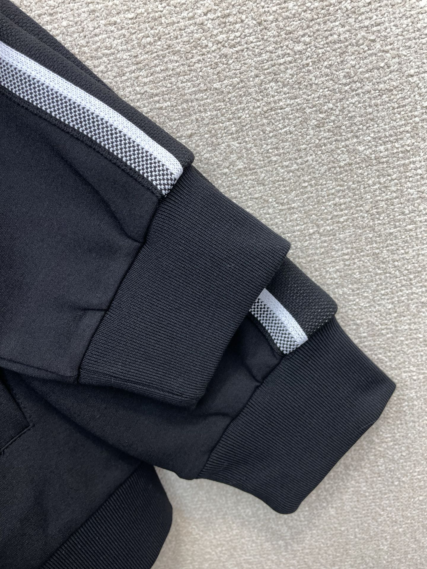 /套。Prada普拉达💥砸锅卖铁都要上的新款新款专柜同款休闲套装，高级感满满！细节精致高档，做工无可挑剔