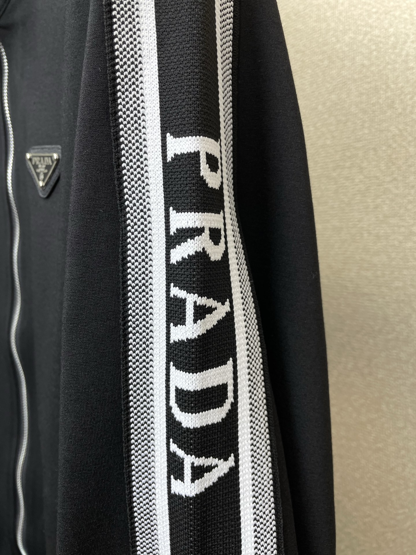 /套。Prada普拉达💥砸锅卖铁都要上的新款新款专柜同款休闲套装，高级感满满！细节精致高档，做工无可挑剔