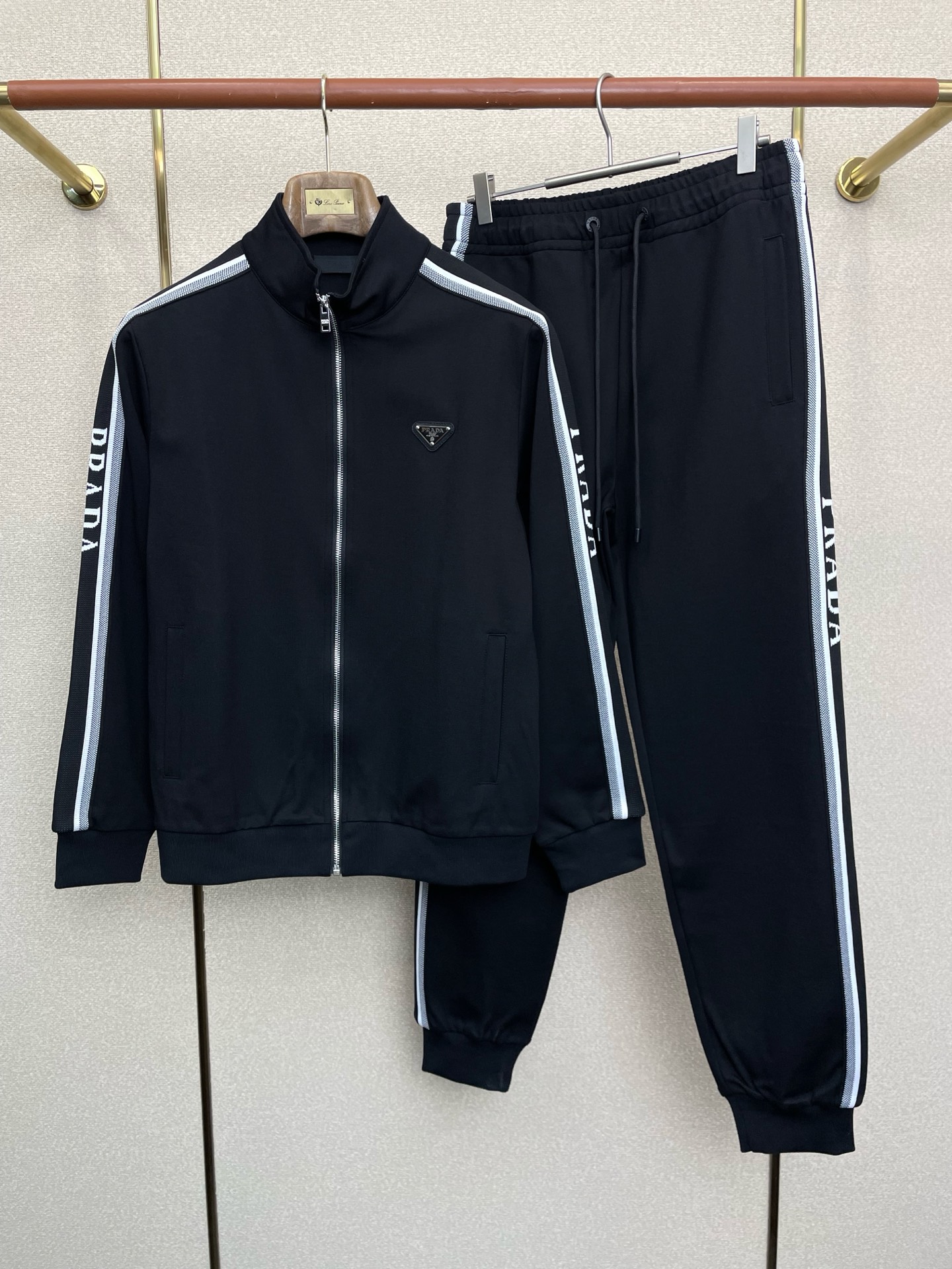 NO:656879,/Set. Prada exclusively offers the same casual suits in new counters, full of high-end feel!  The details are exquisite and high-end, and the workmanship is impeccable!  The imported fabric is three-dimensional and exquisite. The original high-end double-sided jersey fabric is very high-end!  Original zipper!  The fabric is stiff, wrinkle-resistant and wear-resistant, moisture-absorbent, quick-drying and breathable, neat and stylish. Size M-3XL, prada, prada, alexander wang19860909/套.Prada普拉达独家专供新款专柜同款休闲套装,高级感满满！细节精致高档,做工无可挑剔！进口面料 立体精致细腻.原版高端双面平纹针织面料很显高级！原版拉链！面料挺括抗皱耐磨,吸湿速干透气,利落有型.码数M-3XL,,prada,prada,alexander wang,Men's clothing