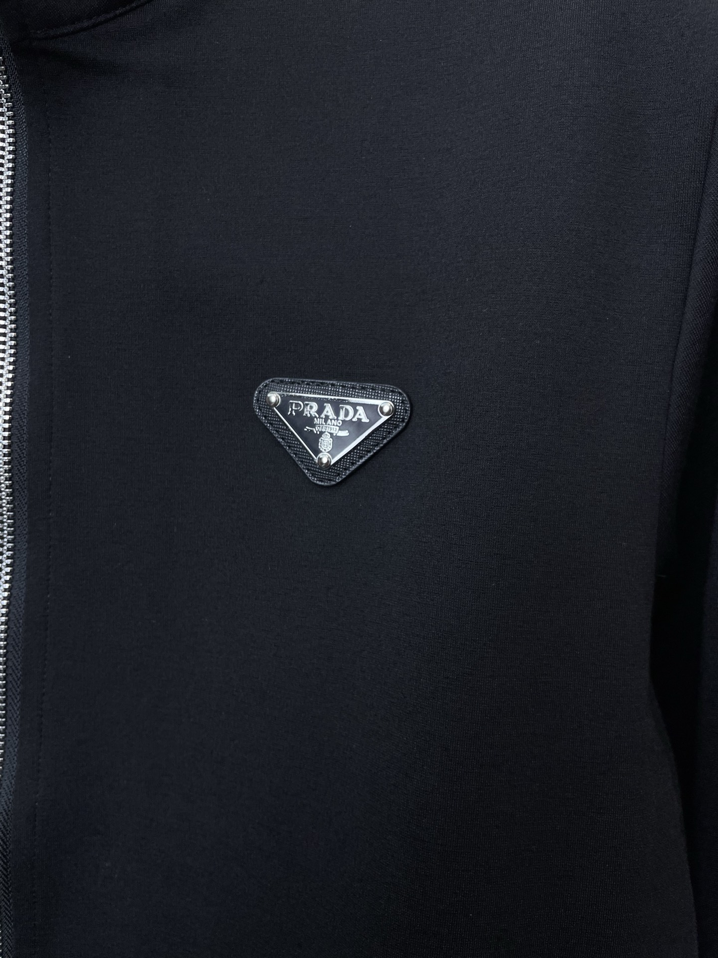 /套。Prada普拉达💥砸锅卖铁都要上的新款新款专柜同款休闲套装，高级感满满！细节精致高档，做工无可挑剔