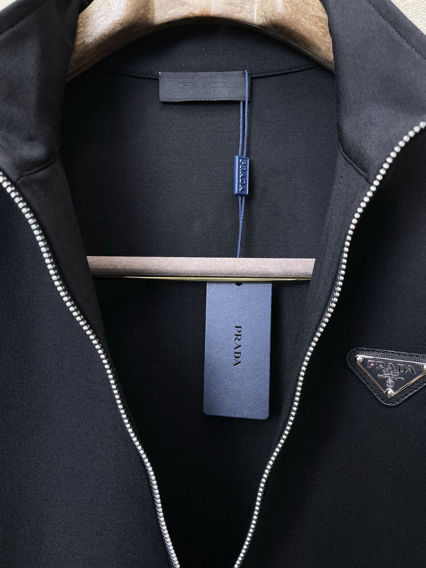 /套。Prada普拉达💥砸锅卖铁都要上的新款新款专柜同款休闲套装，高级感满满！细节精致高档，做工无可挑剔