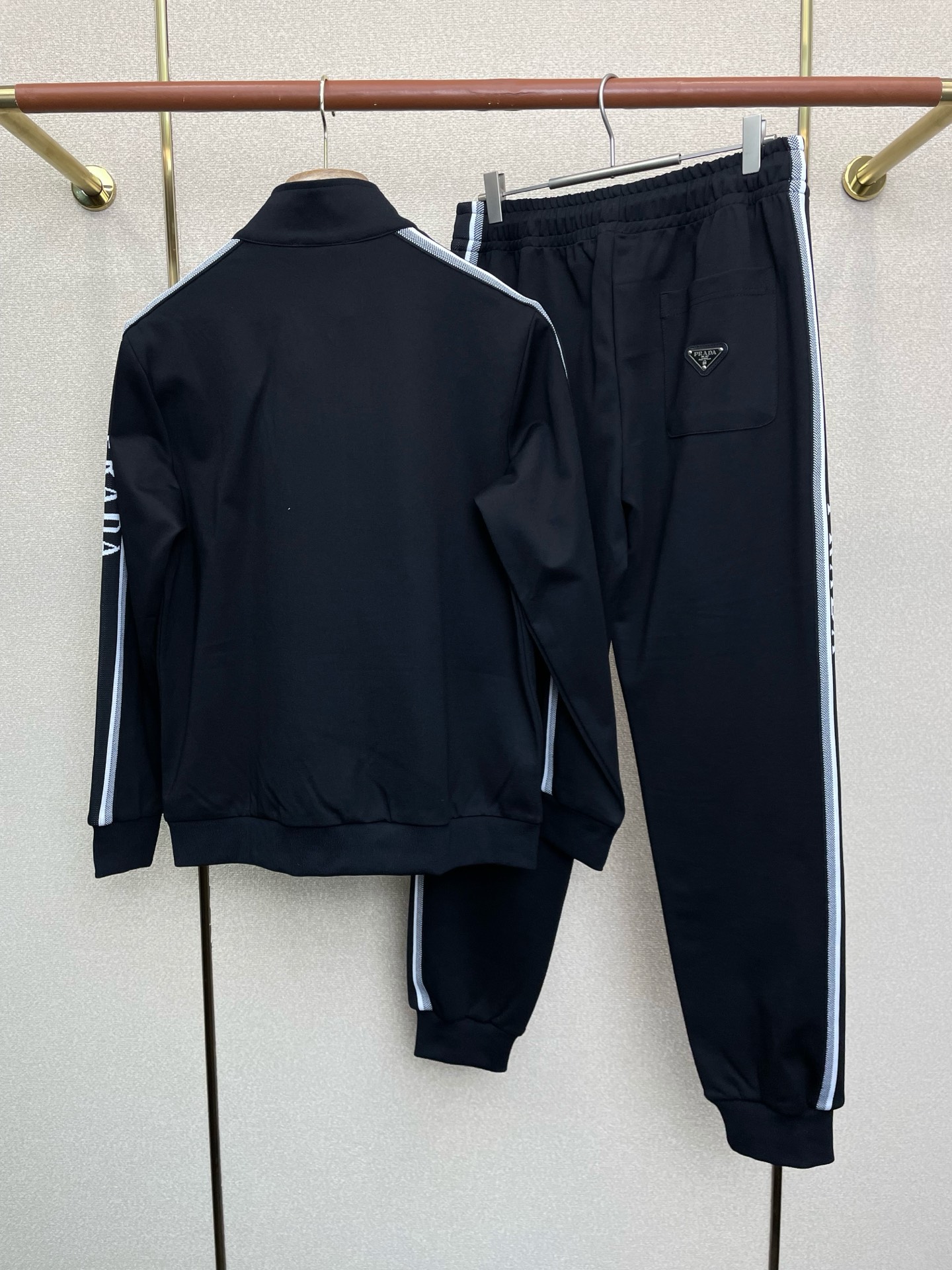 /套。Prada普拉达💥砸锅卖铁都要上的新款新款专柜同款休闲套装，高级感满满！细节精致高档，做工无可挑剔