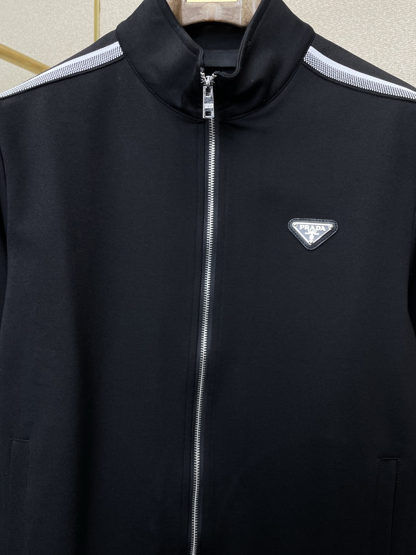 /套。Prada普拉达💥砸锅卖铁都要上的新款新款专柜同款休闲套装，高级感满满！细节精致高档，做工无可挑剔