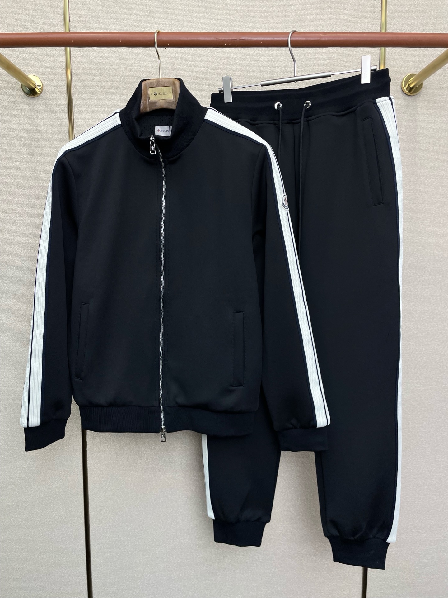 NO:661319,/Set. Moncler only offers the same casual suits for new models in the counter, full of high-end feel!  The details are exquisite and high-end, and the workmanship is impeccable!  The imported fabric is three-dimensional and exquisite. The original high-end double-sided jersey fabric is very high-end!  Original zipper!  The fabric is stiff, wrinkle-resistant and wear-resistant, moisture-absorbent, quick-drying and breathable, neat and stylish. Size M-3XL, Moncler,  19860909/套.Moncler蒙口独家专供新款专柜同款休闲套装,高级感满满！细节精致高档,做工无可挑剔！进口面料 立体精致细腻.原版高端双面平纹针织面料很显高级！原版拉链！面料挺括抗皱耐磨,吸湿速干透气,利落有型.码数M-3XL,,Moncler, ,Men's clothing