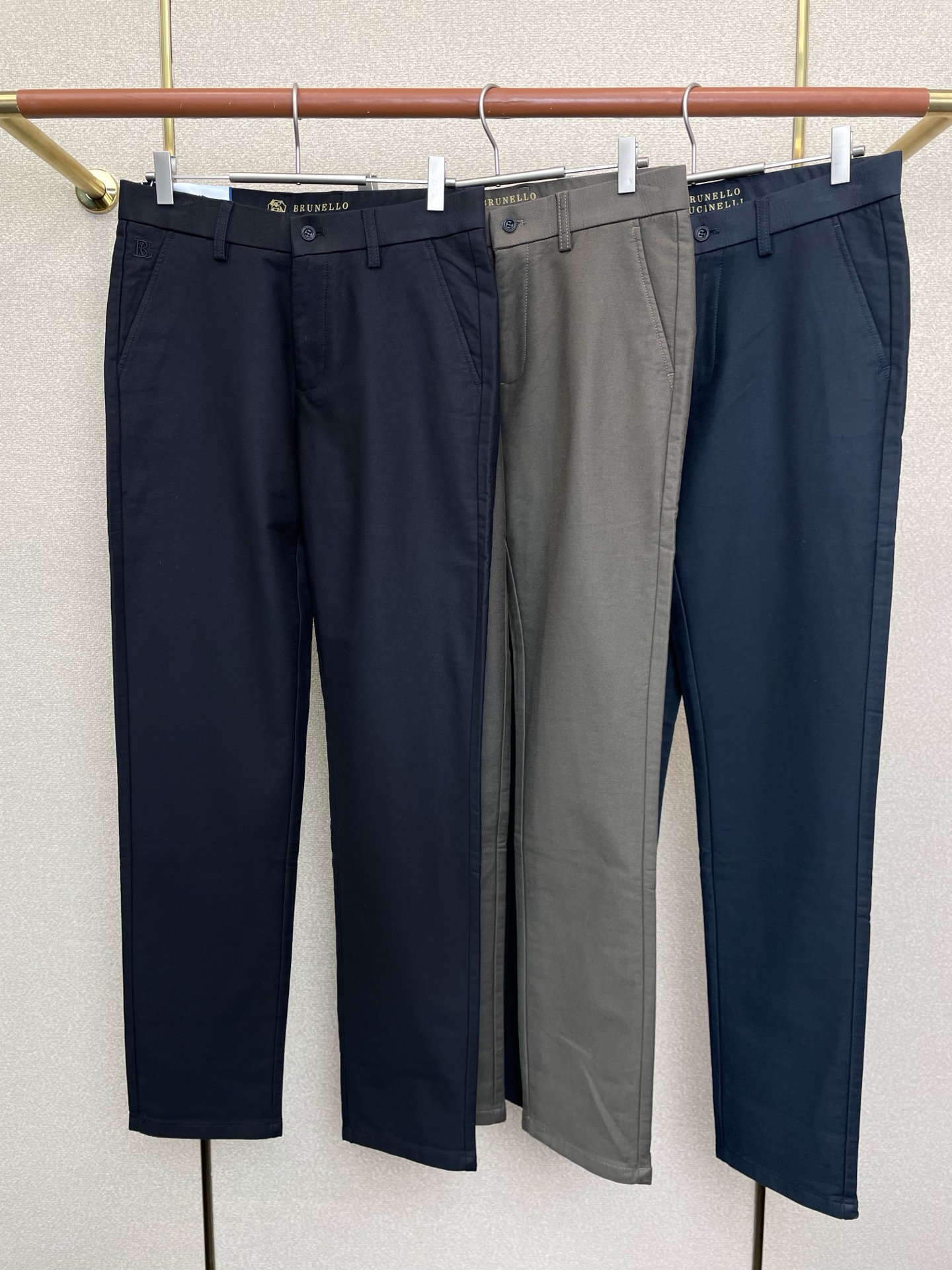 NO:661243,.BC-Brunello Cucineli Brunello Cucineli exclusively offers new high-end version of casual pants!  Custom-made fabrics at the counter are highly breathable and comfortable, with impeccable details and brand element design concepts, reflecting high quality. It feels delicate and soft!  It presents a casual cut and the upper body shape is awesome!  Number of yards: 38-38 (no 37), brunello cucinelli,  19860909.BC-Brunello Cucineli 布鲁内洛·库奇内利独家专供新款 休闲裤 高端版本！专柜定制面料 透气舒适度高,细节无可挑剔,品牌元素设计理念,体现高品质.手感细腻柔软！呈现休闲裁剪,上身版型超赞！码数: 38-38（无37）,,brunello cucinelli, ,Men's clothing