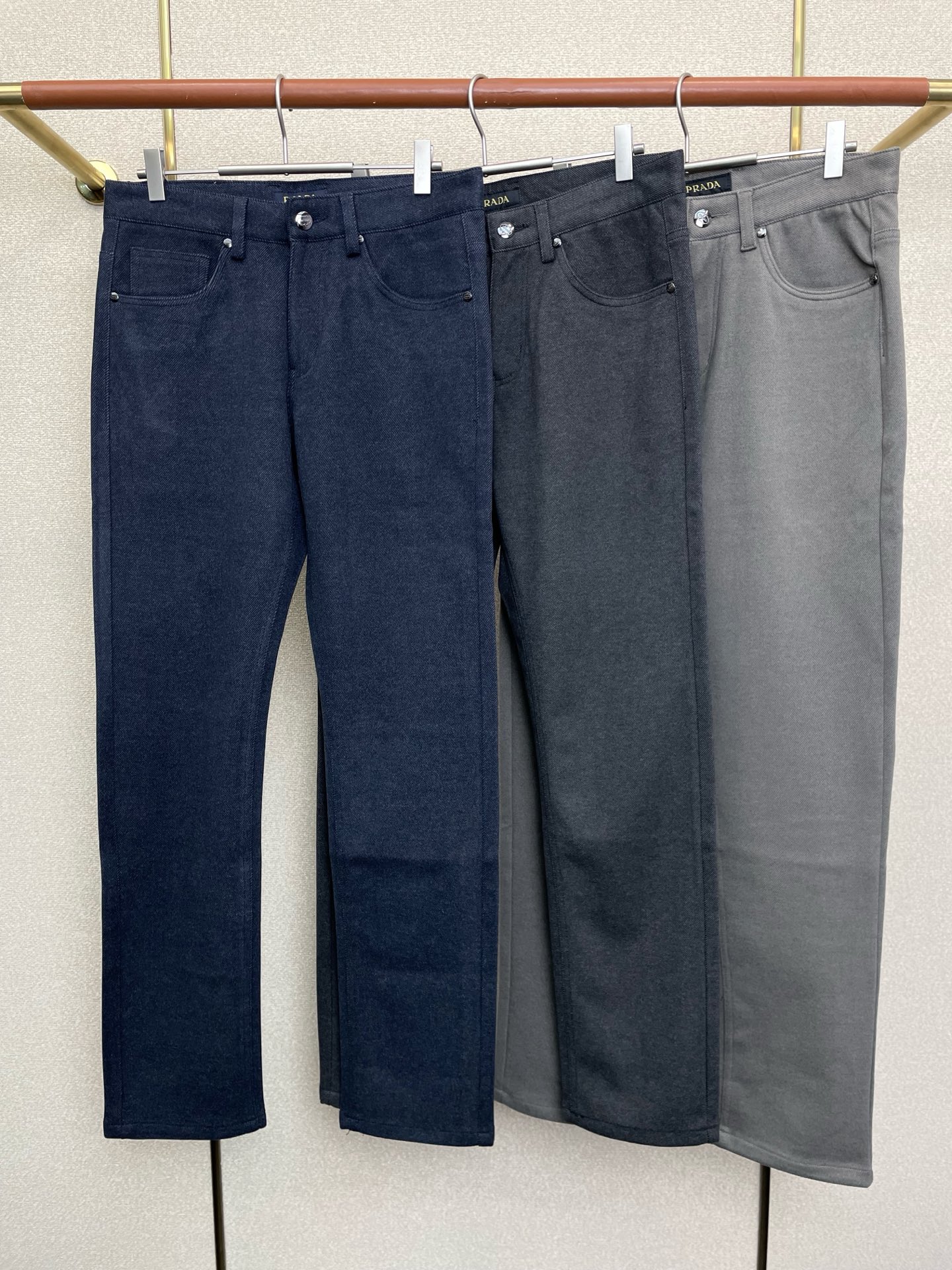 NO:661272,.Prada exclusive new casual pants, high-end version, counter-customized fabrics, highly breathable and comfortable, with impeccable details, brand element design concept, reflecting high quality. It feels delicate and soft!  It presents a casual cut and the upper body shape is awesome!  Code number 30-38 (no 37),,prada,prada, 19860909.Prada普拉达独家专供新款休闲裤 高端版本 专柜定制面料 透气舒适度高,细节无可挑剔,品牌元素设计理念,体现高品质.手感细腻柔软！呈现休闲裁剪,上身版型超赞！码数30-38（无37）,,prada,prada, ,Men's clothing