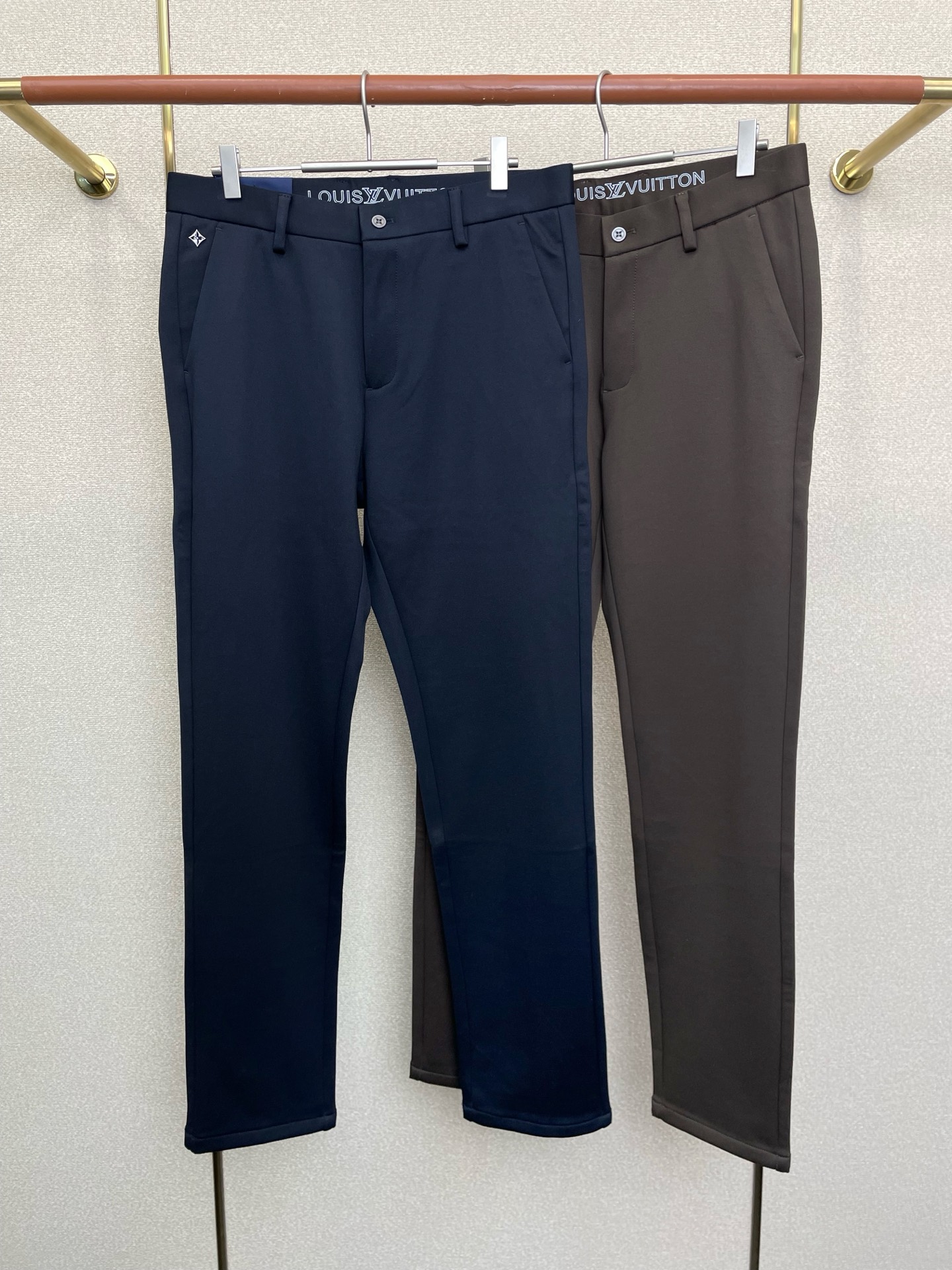 NO:661301,.Louis Vuitton exclusive new casual pants, high-end version, counter-customized fabrics, high breathability and comfort, impeccable details, brand element design concept, reflecting high quality. Delicate and soft feel!  It presents a casual cut and the upper body shape is awesome!  Code number 30-38 (no 37),,louis vuitton,louis vuitton, 19860909.Louis Vuitton路易威登独家专供新款休闲裤 高端版本 专柜定制面料 透气舒适度高,细节无可挑剔,品牌元素设计理念,体现高品质.手感细腻柔软！呈现休闲裁剪,上身版型超赞！码数30-38（无37）,,louis vuitton,louis vuitton, ,Men's clothing