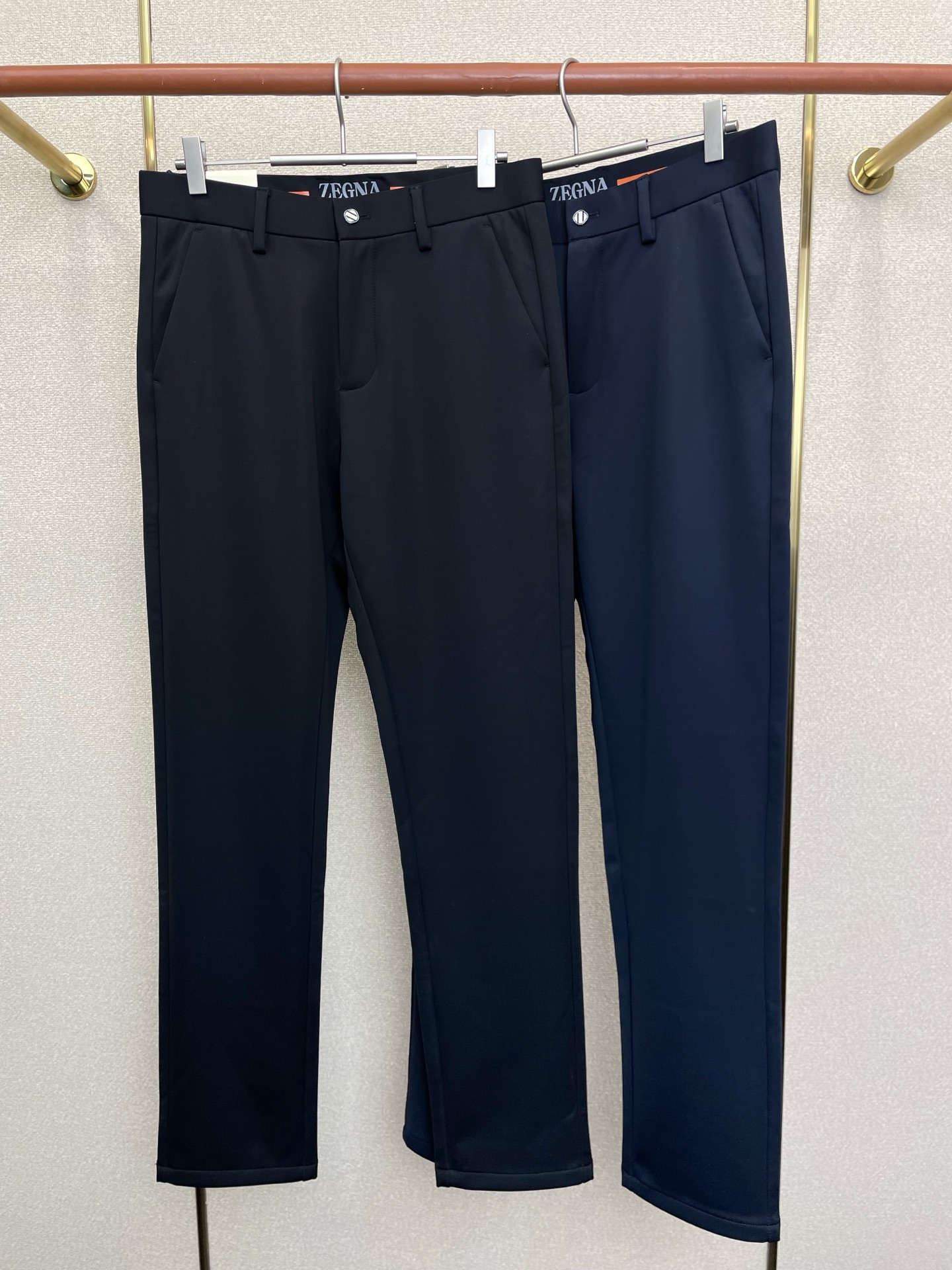 NO:661286,.ZEGNA exclusively supplies new casual pants, high-end version, counter-customized fabrics, high breathability and comfort, impeccable details, brand element design concept, reflecting high quality. It feels delicate and soft!  It presents a casual cut and the upper body shape is awesome!  Code number 30-38 (no 37),,zegna, 19860909.ZEGNA杰尼亚独家专供新款休闲裤 高端版本 专柜定制面料 透气舒适度高,细节无可挑剔,品牌元素设计理念,体现高品质.手感细腻柔软！呈现休闲裁剪,上身版型超赞！码数30-38（无37）,,zegna, ,Men's clothing