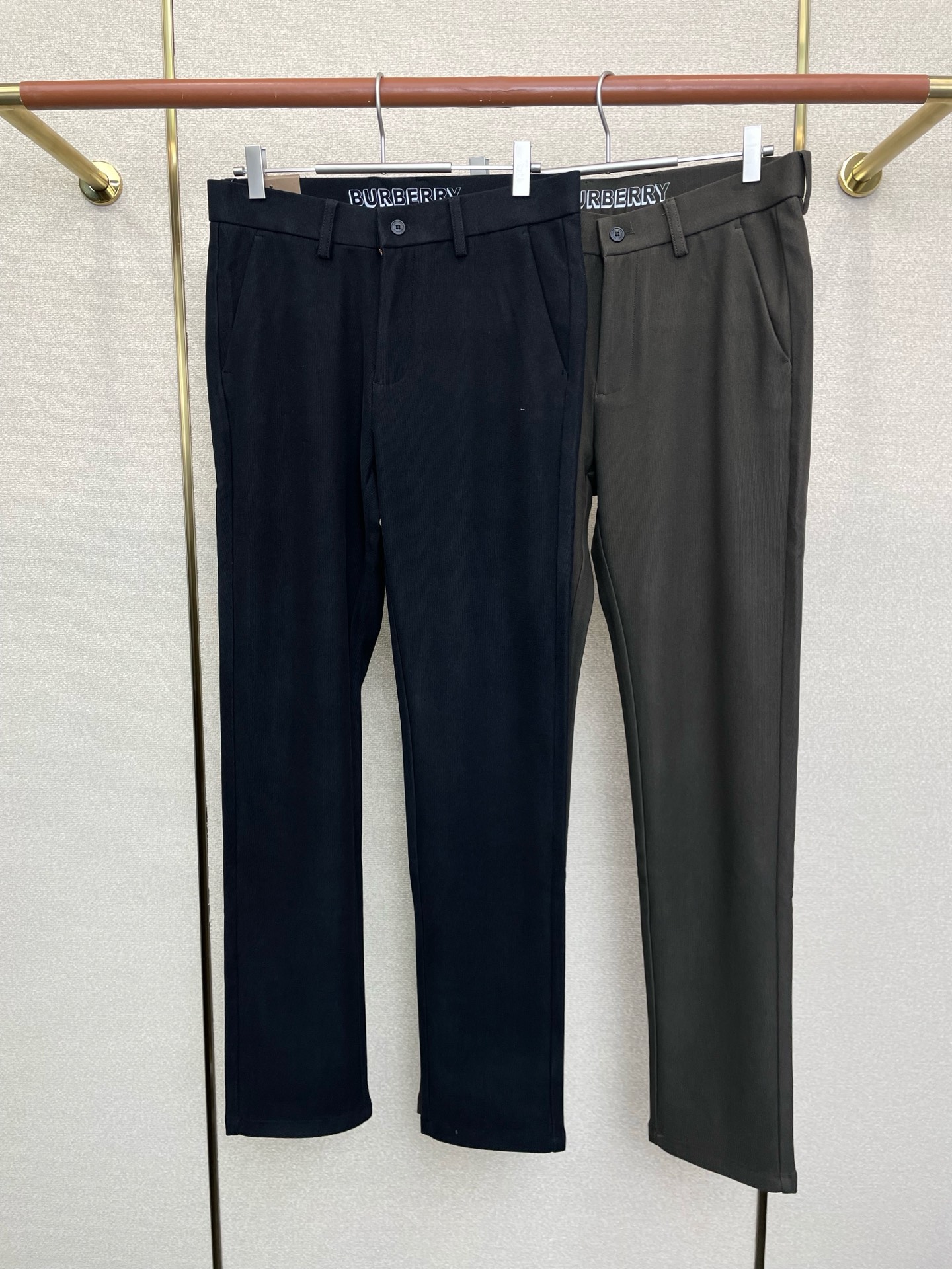 NO:661265,.Burberry's exclusive new casual pants, high-end version, counter-customized fabrics, high breathability and comfort, impeccable details, brand element design concept, reflecting high quality. Delicate and soft feel!  It presents a casual cut and the upper body shape is awesome!  Code number 30-38 (no 37),,burberry,burberry, 19860909.Burberry巴宝莉独家专供新款休闲裤 高端版本 专柜定制面料 透气舒适度高,细节无可挑剔,品牌元素设计理念,体现高品质.手感细腻柔软！呈现休闲裁剪,上身版型超赞！码数30-38（无37）,,burberry,burberry, ,Men's clothing