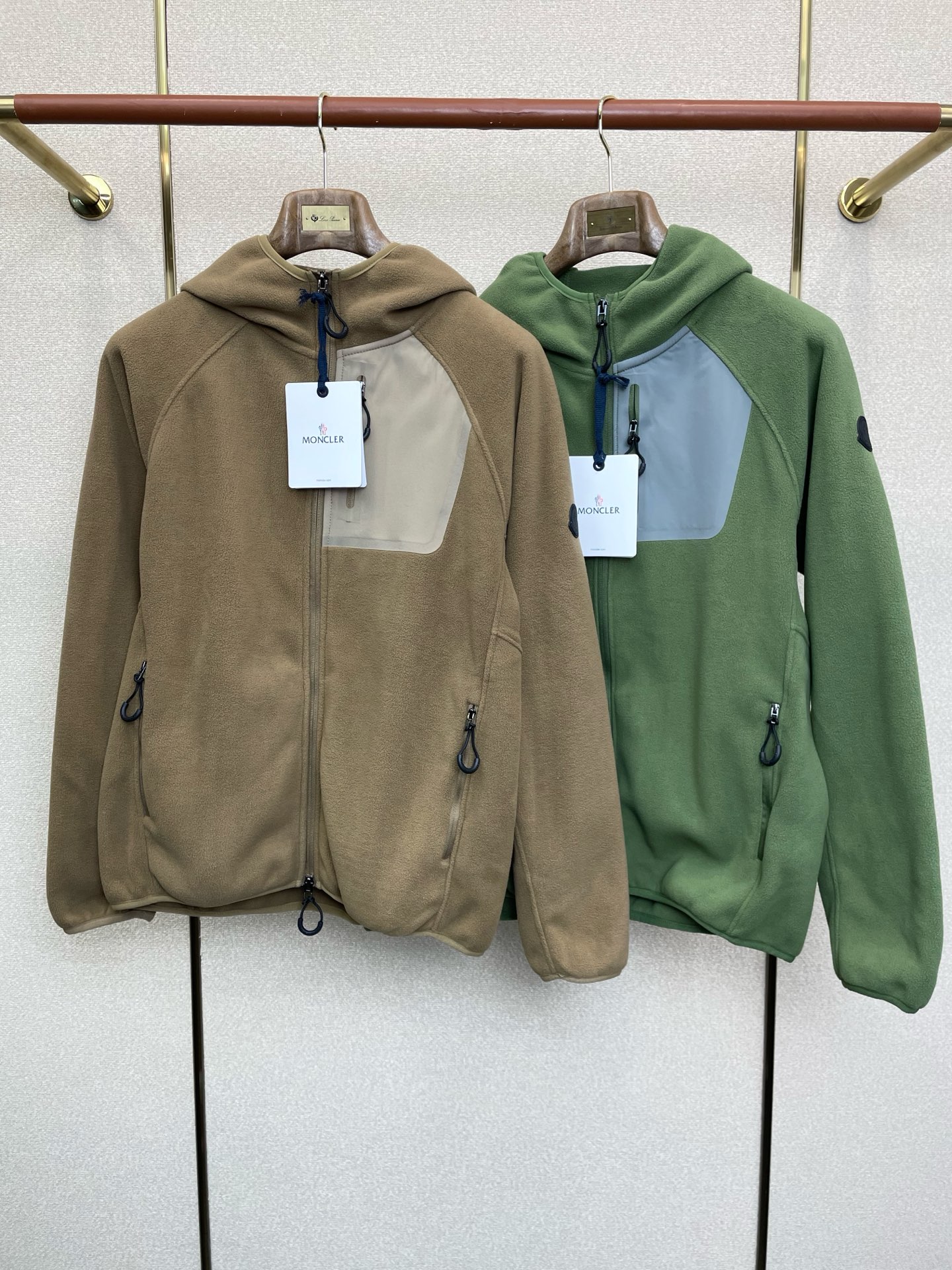 NO:661347,.Moncler exclusively provides the latest fashionable hooded jackets and polar fleece jackets. Jackets with classic design and great looks. The quality is impeccable and quality control allows you to buy it directly. It is a high-end product that cannot be faulted! You can feel its powerful aura through the detailed pictures. It has a remarkable effect of gathering heat and keeping warm, so you don’t have to worry about getting a little chilly! Both fashionable and functional, the whole style looks more luxurious! Size M-2XL,,Moncler,jackets & coats,jackets & coats,hats, 19860909.Moncler蒙口独家专供最新时尚连帽夹克 摇粒绒外套 经典设计感与颜值爆棚的外套,品质更是无法挑剔品控可以直接入手,不容过错的高端臻品！通过细节图片便可感受到它强悍的气场,聚温保暖效果显著,完全不用担心会有一点寒意！时尚与功能性兼备,整款显得更加的奢华大气！ 尺码M-2XL,,Moncler,jackets & coats,jackets & coats,hats, ,Men's clothing