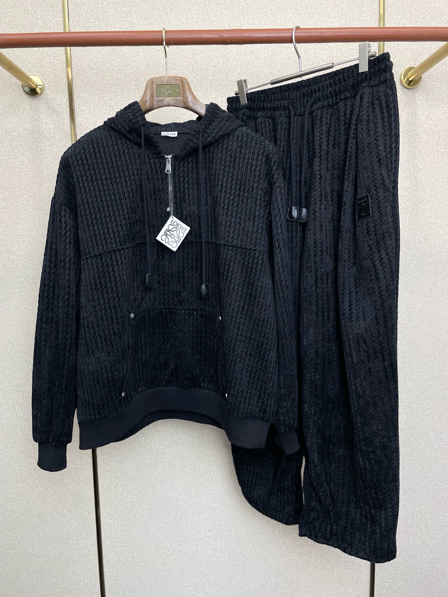 NO:661322,/Set. Loewe exclusively provides the same autumn and winter suits in new counters, which are breathable, comfortable and casual!  Full of high-end feel!  The details are exquisite and high-end, and the workmanship is impeccable!  The original high-end fabric is very high-end!  The fabric is stiff, wrinkle-resistant and wear-resistant, warm and stylish. Size M-3XL,,loewe,loewe, 19860909/套.Loewe罗意威独家专供新款专柜同款秋冬套装,透气舒适休闲！高级感满满！细节精致高档,做工无可挑剔！原版高端面料很显高级！面料挺括抗皱耐磨,保暖利落有型.码数M-3XL,,loewe,loewe, ,Men's clothing