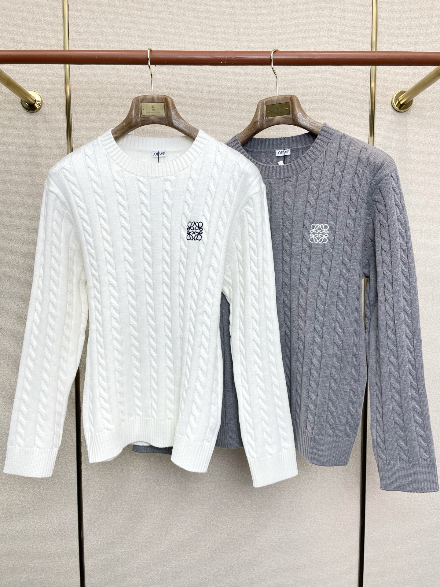 NO:661310,.LOEWE exclusively supplies new autumn and winter original men's casual sweaters. High-end customization. High version. Fashionable and versatile original imported fabrics. Logo pattern design. Super soft and delicate feel. Skin-friendly and comfortable to wear. High-end boutique. The upper body is exquisitely made by the factory. Men's must-have items. Three complete standards. Sizes M-3XL,,loewe,loewe,sweaters, 19860909.LOEWE罗意威独家专供秋冬新款原单男士休闲毛衣 高端定制 高版本 时尚百搭爆款原版进口面料 logo图案设计 手感超柔软细腻 穿着亲肤舒适 高端精品 代工厂精细做上身非常赞 男士必备单品 三标齐全 尺码M-3XL,,loewe,loewe,sweaters, ,Men's clothing