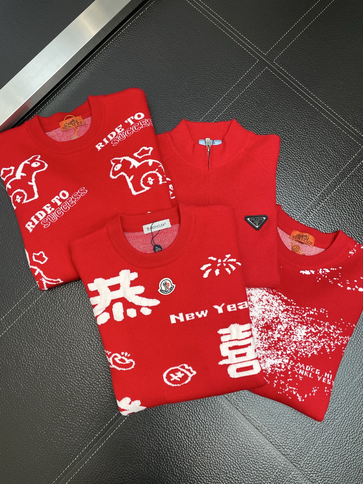 NO:661361,.Moncler exclusively offers new original men's casual sweaters, same style for men and women, high-end customization, high-end version, fashionable and versatile imported fabrics, super soft and delicate to the touch, skin-friendly and comfortable to wear, high-end boutique, the upper body is exquisitely made by the factory, a must-have item for men, complete with three standards, size M-4XL,,Moncler,sweaters, 19860909.Moncler蒙口独家专供新款原单男士休闲毛衣 男女同款 高端定制 高端版本 时尚百搭爆款进口面料 手感超柔软细腻 穿着亲肤舒适 高端精品 代工厂精细做上身非常赞 男士必备单品 三标齐全 码数M-4XL,,Moncler,sweaters, ,Men's clothing