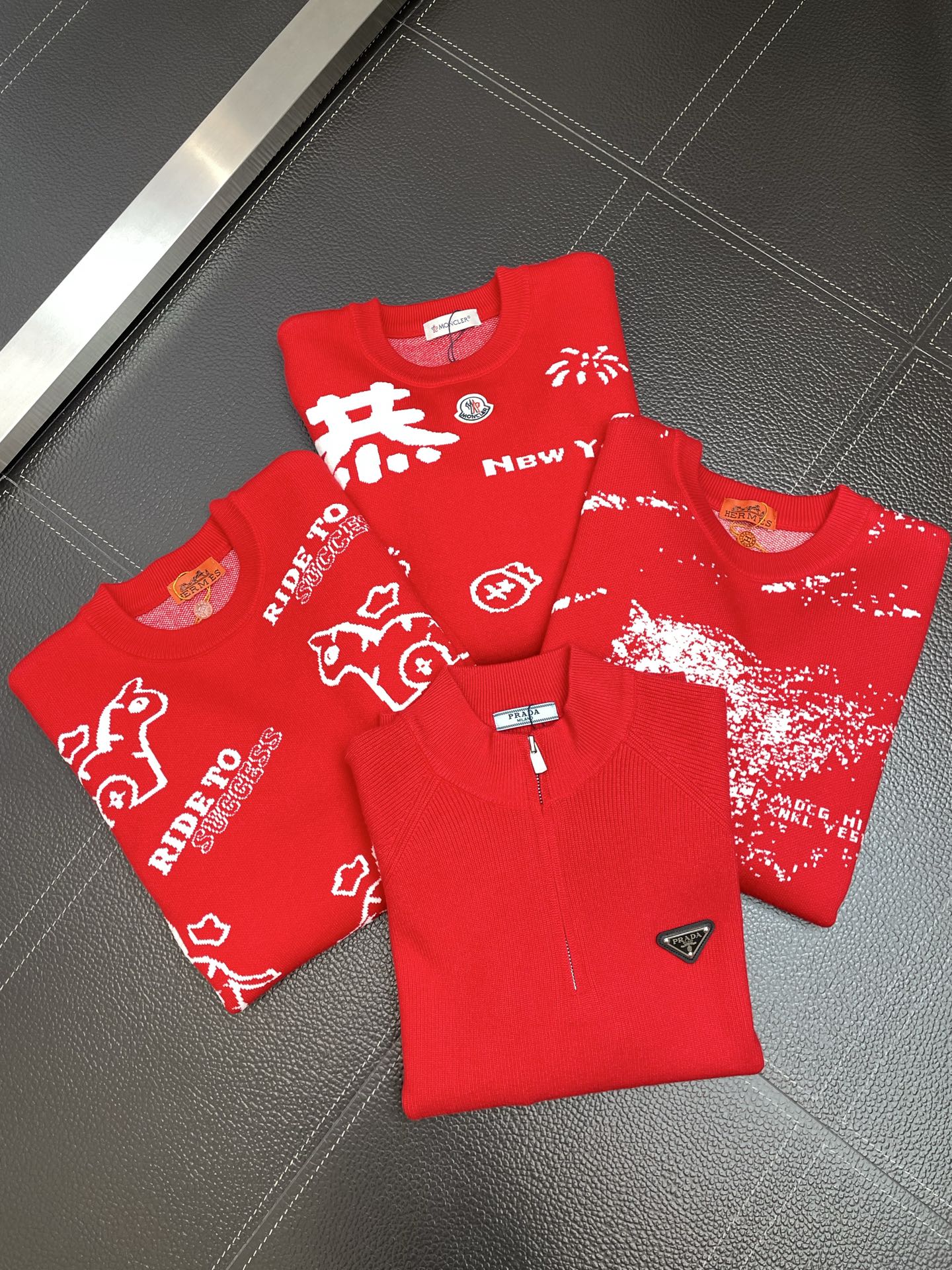 NO:661370,.Prada exclusively supplies new original men's casual sweaters, same style for men and women, high-end customization, high-end version, fashionable and versatile imported fabrics, super soft and delicate to the touch, skin-friendly and comfortable to wear, high-end boutique, the upper body is exquisitely made by the factory, a must-have item for men, complete with three standards, size M-4XL,, prada, prada, sweaters,  19860909.Prada普拉达独家专供新款原单男士休闲毛衣 男女同款 高端定制 高端版本 时尚百搭爆款进口面料 手感超柔软细腻 穿着亲肤舒适 高端精品 代工厂精细做上身非常赞 男士必备单品 三标齐全 码数M-4XL,,prada,prada,sweaters, ,Men's clothing