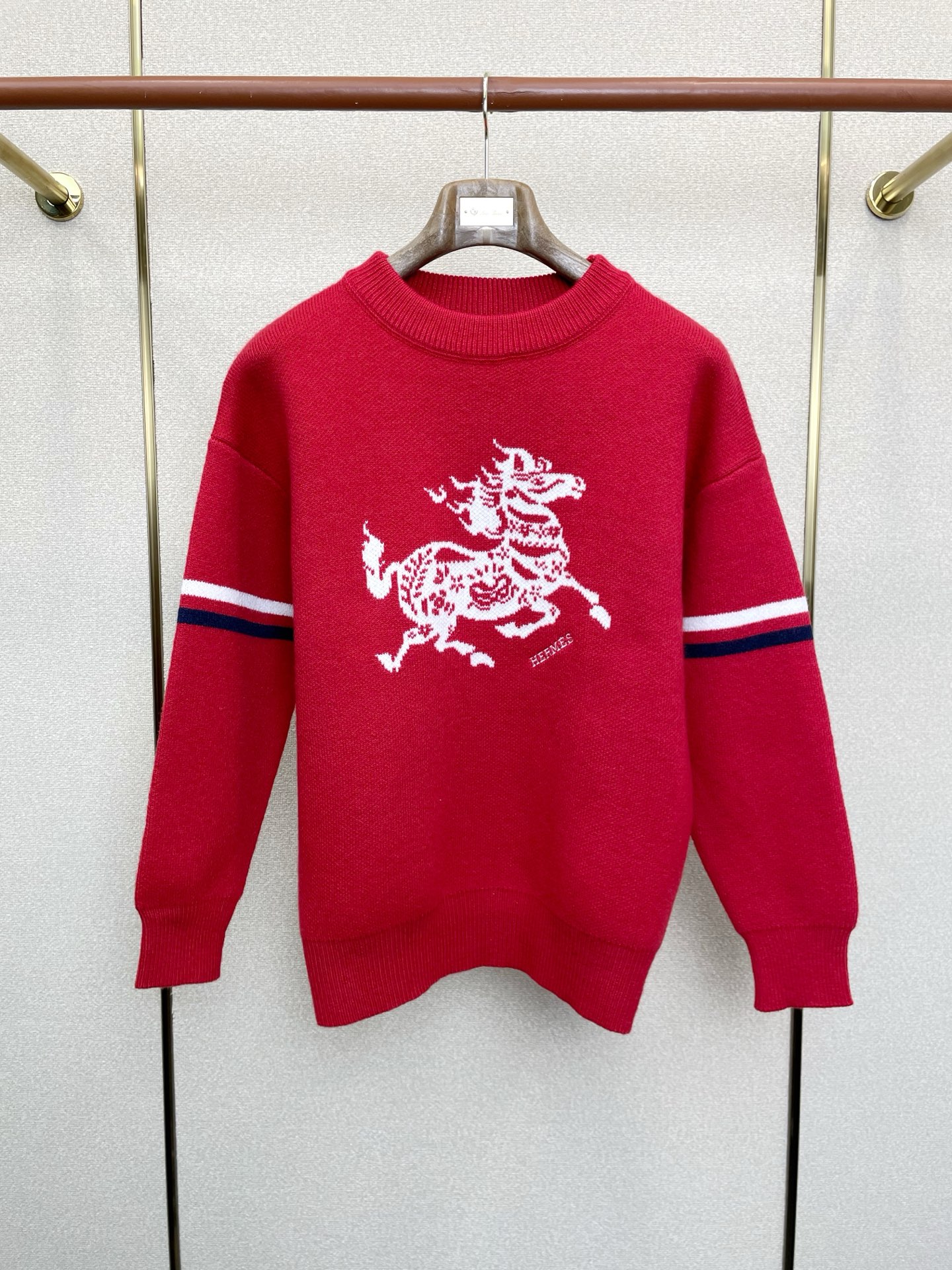 NO:661377,.Hermès exclusively offers new original men's casual sweaters, new Year of the Horse sweaters, same style for men and women, high-end customization, high-end version, fashionable and versatile imported fabrics, super soft and delicate to the touch, skin-friendly and comfortable to wear, high-end boutique, exquisite upper body made by the factory, very good, a must-have item for men, complete with three labels, size M-4XL,,hermes,hermes,sweaters, 19860909.Hermès爱马仕独家专供新款原单男士休闲毛衣 新款马年毛衣 男女同款 高端定制 高端版本 时尚百搭爆款进口面料 手感超柔软细腻 穿着亲肤舒适 高端精品 代工厂精细做上身非常赞 男士必备单品 三标齐全 码数M-4XL,,hermes,hermes,sweaters, ,Men's clothing