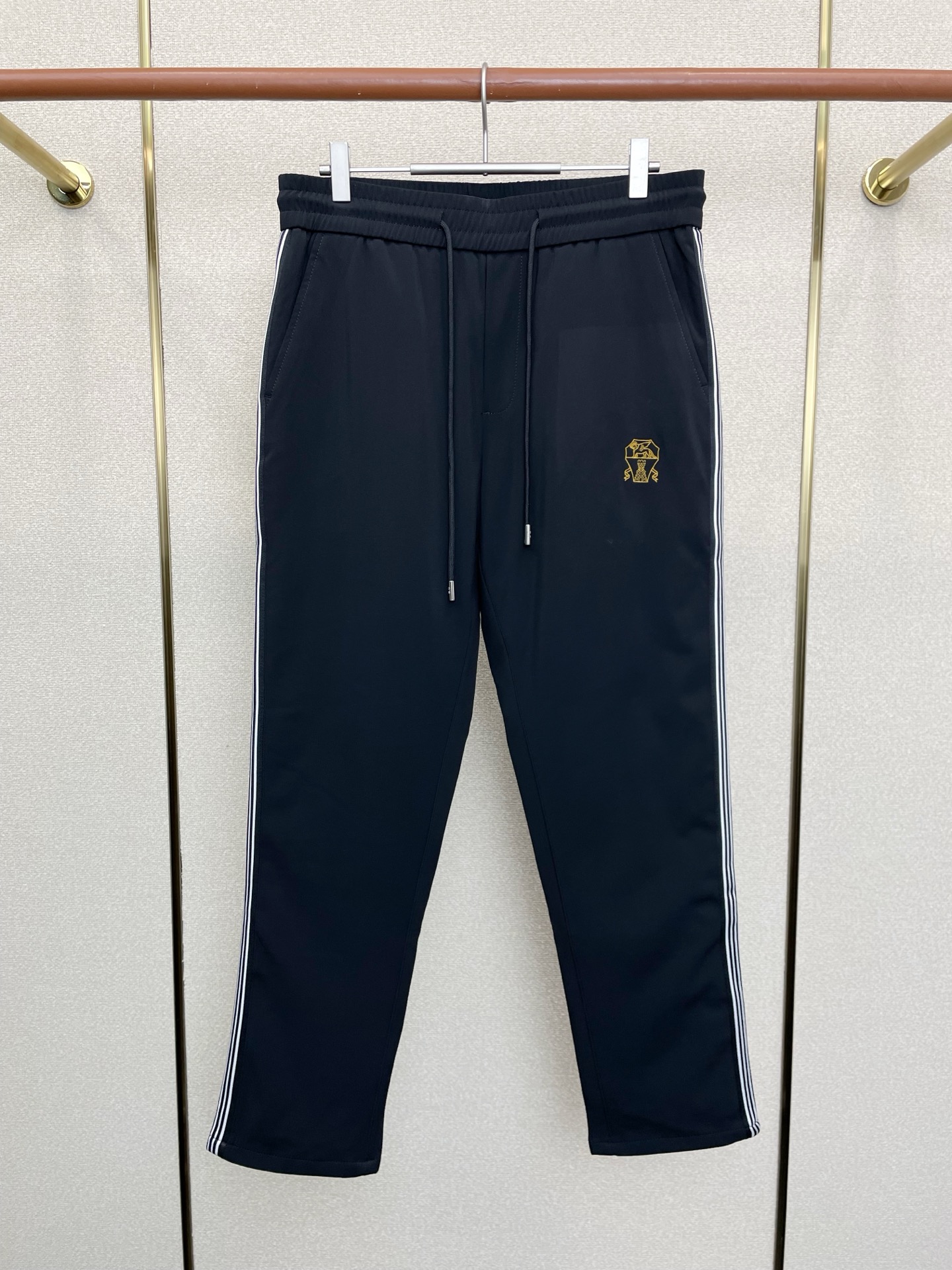 NO:661274,.BC-Brunello Cucineli Brunello Cucineli exclusively offers new casual pants, drawstring trousers, down pants, high-end versions!  Custom-made fabrics at the counter are highly breathable and comfortable, with impeccable details and brand element design concepts, reflecting high quality. It feels delicate and soft!  It presents a casual cut and the upper body shape is awesome!  Size M-4XL,, brunello cucinelli, down jacket,  19860909.BC-Brunello Cucineli 布鲁内洛·库奇内利独家专供新款 休闲裤 抽绳长裤 羽绒裤 高端版本！专柜定制面料 透气舒适度高,细节无可挑剔,品牌元素设计理念,体现高品质.手感细腻柔软！呈现休闲裁剪,上身版型超赞！码数M-4XL,,brunello cucinelli,down jacket, ,Men's clothing