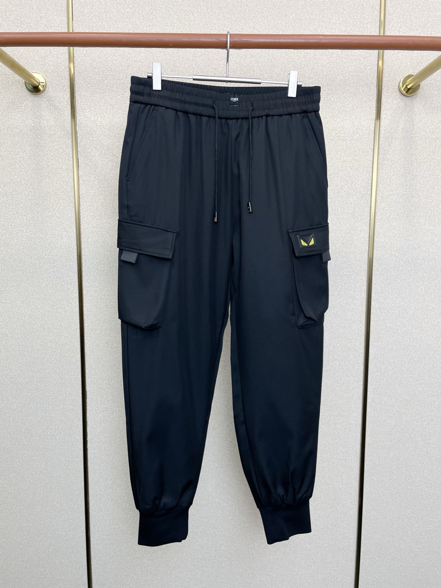 NO:661293,.FENDI Fendi exclusively offers new casual pants, drawstring trousers, down pants, and high-end versions!  Custom-made fabrics at the counter are highly breathable and comfortable, with impeccable details and brand element design concepts, reflecting high quality. It feels delicate and soft!  It presents a casual cut and the upper body shape is awesome!  Size M-4XL,,fendi,fendi,down jacket, 19860909.FENDI芬迪独家专供新款 休闲裤 抽绳长裤 羽绒裤 高端版本！专柜定制面料 透气舒适度高,细节无可挑剔,品牌元素设计理念,体现高品质.手感细腻柔软！呈现休闲裁剪,上身版型超赞！码数M-4XL,,fendi,fendi,down jacket, ,Men's clothing