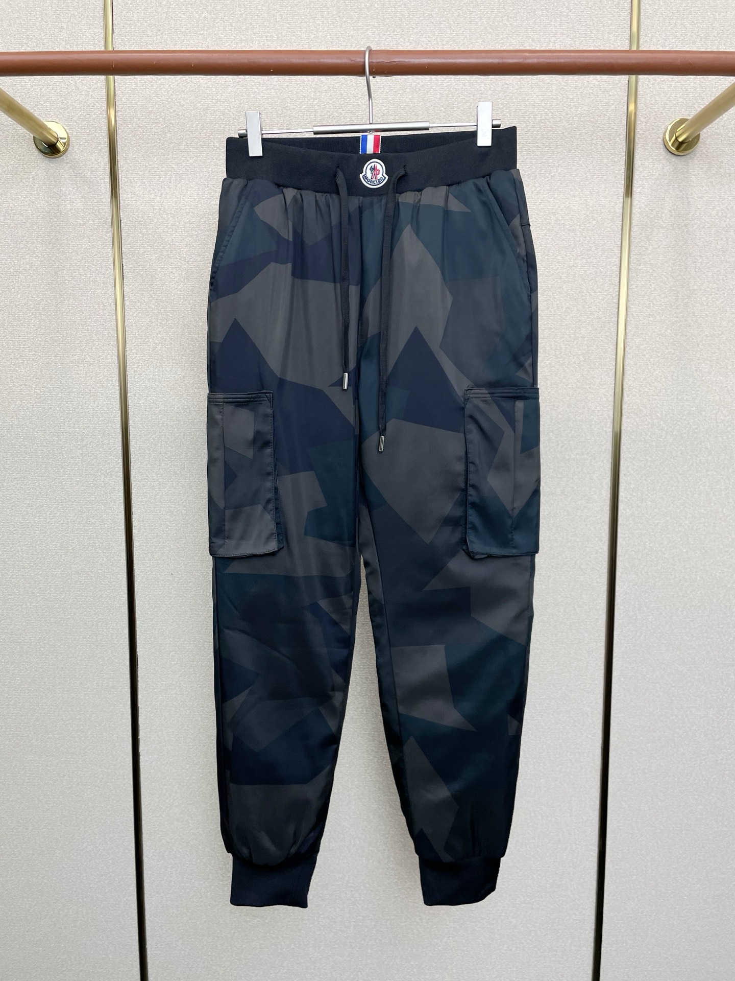NO:661266,.Moncler exclusively offers new casual pants, drawstring trousers, and down pants, high-end versions!  Custom-made fabrics at the counter are highly breathable and comfortable, with impeccable details and brand element design concepts, reflecting high quality. It feels delicate and soft!  It presents a casual cut and the upper body shape is awesome!  Size M-4XL,,Moncler,down jacket, 19860909.Moncler蒙口独家专供新款 休闲裤 抽绳长裤 羽绒裤 高端版本！专柜定制面料 透气舒适度高,细节无可挑剔,品牌元素设计理念,体现高品质.手感细腻柔软！呈现休闲裁剪,上身版型超赞！码数M-4XL,,Moncler,down jacket, ,Men's clothing