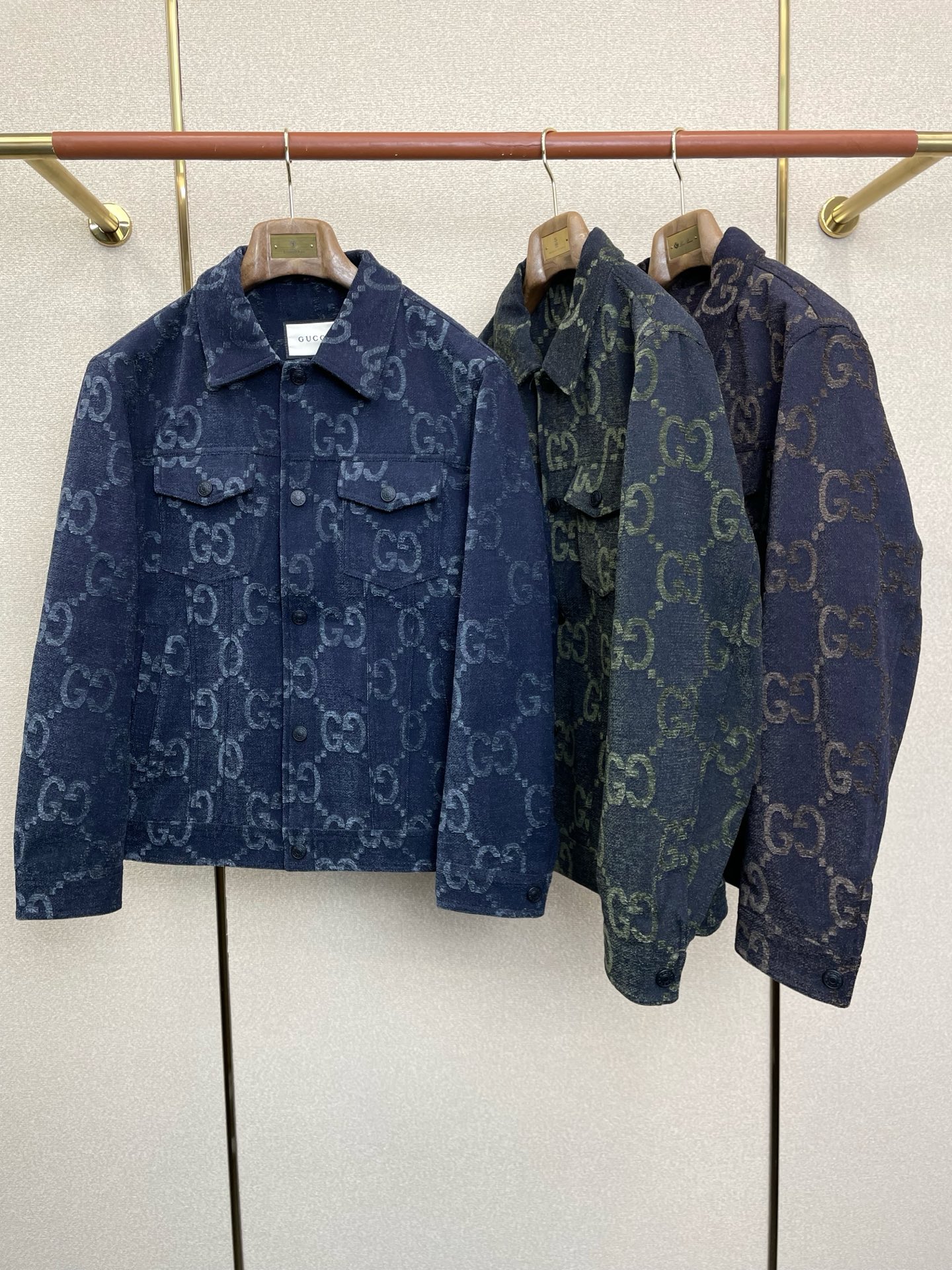 NO:661381,.Gucci Gucci exclusively provides new original men's casual jackets. High-end customization. High version. Fashionable and versatile original imported fabrics. Logo pattern design on collar and hem. Super soft and delicate feel. Skin-friendly and comfortable to wear. High-end boutique. The upper body is exquisitely made by the factory. Men's must-have items. Three complete standards. Sizes M-3XL,,gucci,gucci,jackets & coats, 19860909.Gucci古驰独家专供新款原单男士休闲夹克 高端定制 高版本 时尚百搭爆款原版进口面料 领口衣摆 logo图案设计 手感超柔软细腻 穿着亲肤舒适 高端精品 代工厂精细做上身非常赞 男士必备单品 三标齐全 尺码M-3XL,,gucci,gucci,jackets & coats, ,Men's clothing