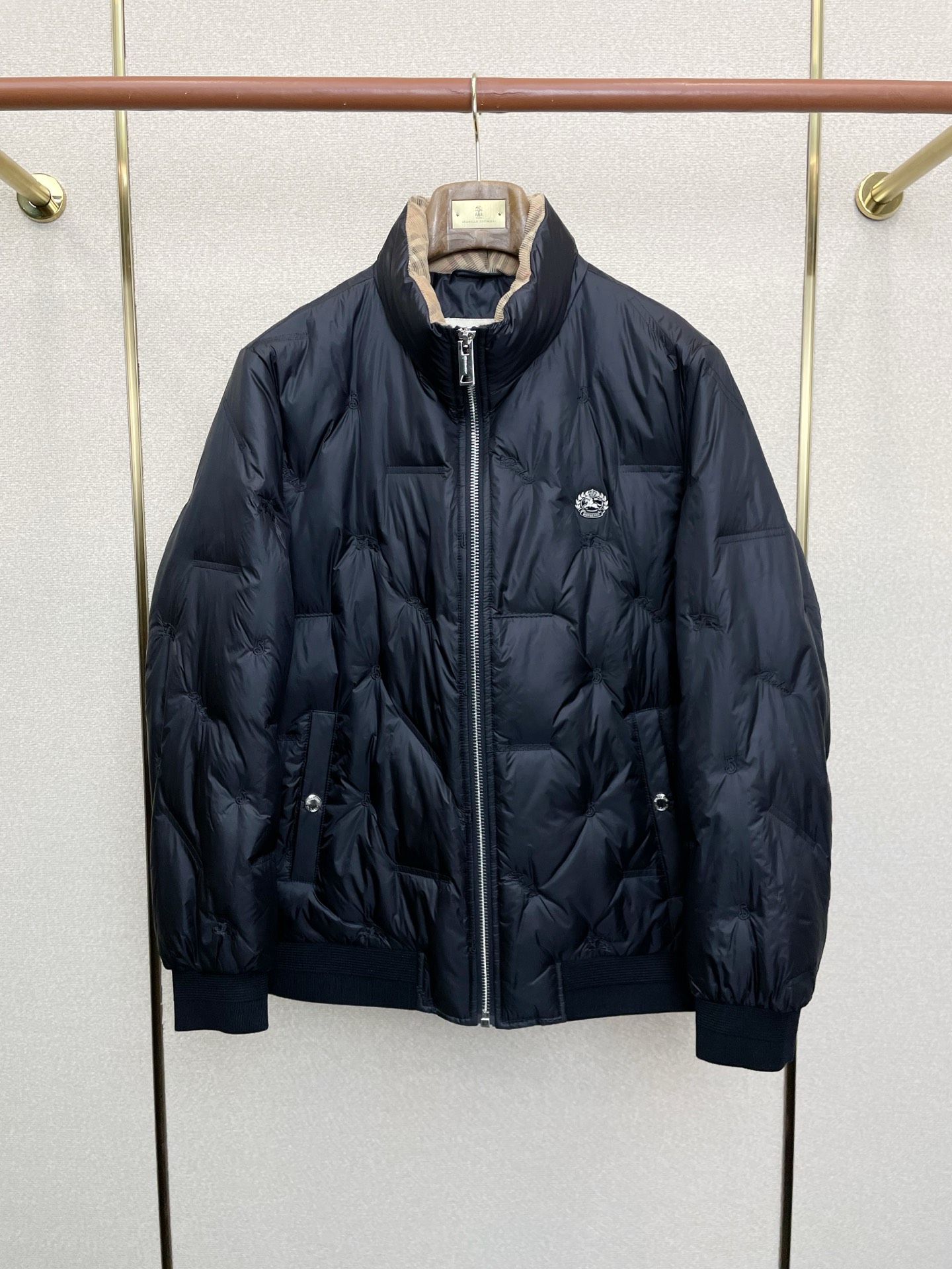 NO:661397,.Down Jacket - BURBERRY exclusively supplies stand-collar down jackets. Trading company channels are rare. It is a must-have warm item for cooling weather. It can be worn for daily or outdoor sports. It is wear-resistant, scratch-resistant and easy to care for. It is paired with large square quilting technology to create a fluffy and full overall effect. It also has a strong thermal insulation and temperature locking effect, so that you are not afraid of the cold outdoor weather in autumn and winter! Size M-3XL,, burberry, burberry, down  jacket, 19860909.羽绒服-BURBERRY巴宝莉独家专供立领羽绒服.贸易公司渠道稀出,降温天气必备的保暖单品,不论是日常还是户外运动都能穿.耐磨防刮易打理,在搭配大方格绗缝工艺,打造蓬松饱满的整体效果,兼顾强悍的保暖锁温效果,让你无惧秋冬季寒冷的户外天气! 尺码M-3XL,,burberry,burberry,down jacket, ,Men's clothing