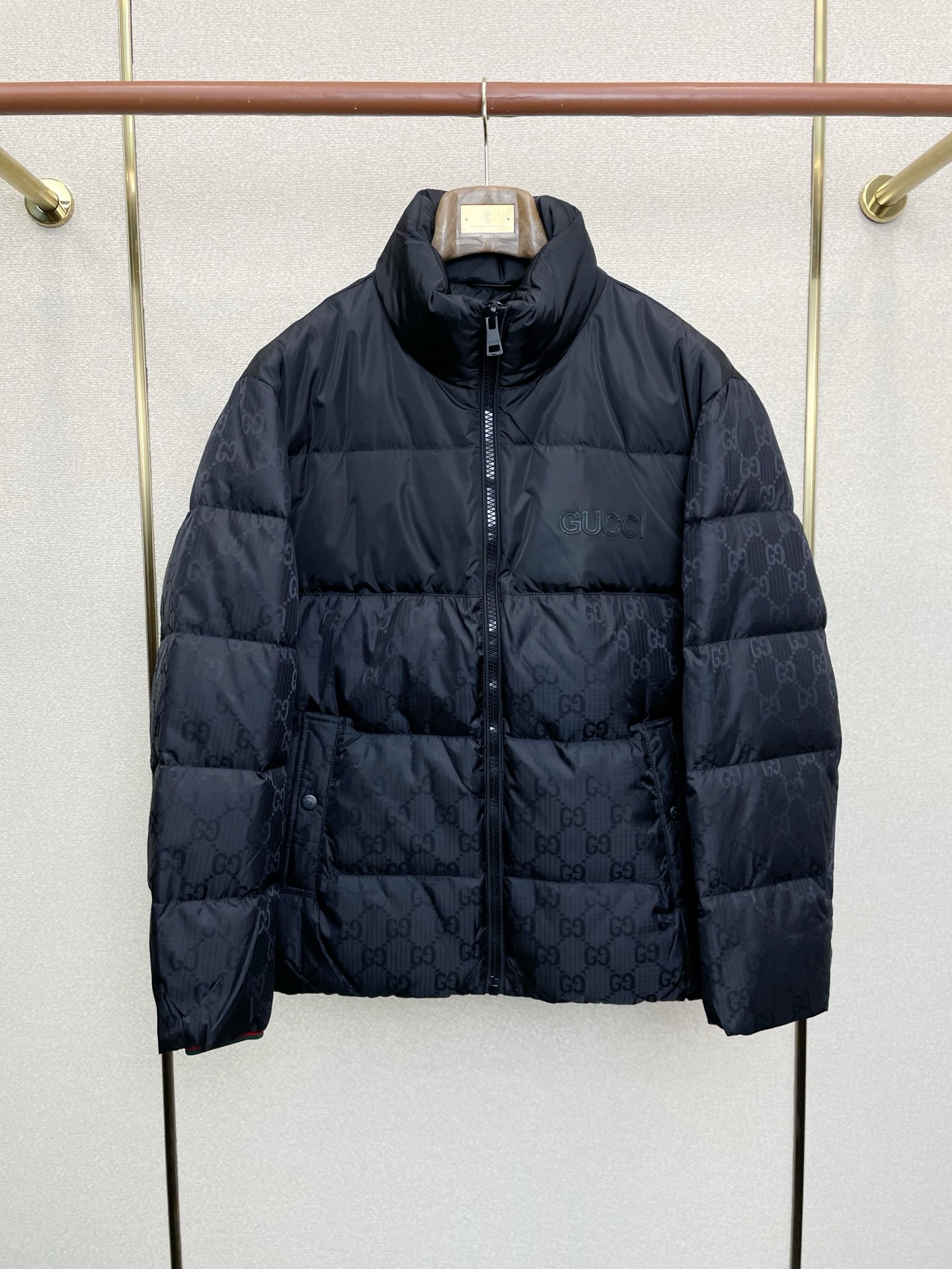 NO:661388,.Down jacket - Gucci exclusively supplies stand-collar down jackets. Trading company channels are rare. It is a must-have warm item for cooling weather. It can be worn for daily or outdoor sports. It is wear-resistant, scratch-resistant and easy to care for. It is paired with large square quilting technology to create a fluffy and full overall effect. It also has a strong thermal insulation effect, so that you are not afraid of the cold outdoor weather in autumn and winter! Sizes M-3XL,,gucci,gucci,down jacket,alexander  wang19860909.羽绒服- Gucci古驰独家专供立领羽绒服.贸易公司渠道稀出,降温天气必备的保暖单品,不论是日常还是户外运动都能穿.耐磨防刮易打理,在搭配大方格绗缝工艺,打造蓬松饱满的整体效果,兼顾强悍的保暖锁温效果,让你无惧秋冬季寒冷的户外天气! 尺码M-3XL,,gucci,gucci,down jacket, ,Men's clothing