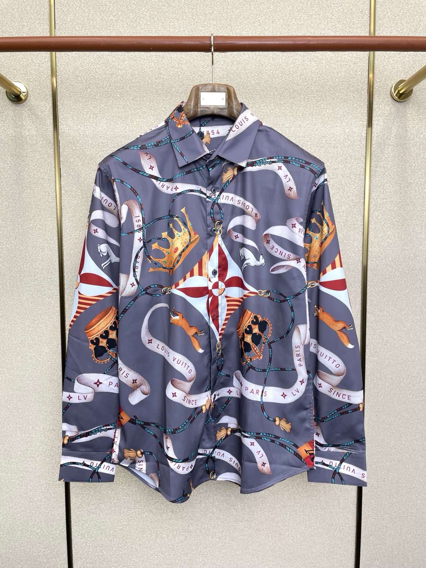 NO:661343,.Louis Vuitton Louis Vuitton's exclusive new men's casual long-sleeved shirt, high-end customization, high-end version, fashionable and versatile, popular imported fabrics, super soft and delicate to the touch, skin-friendly and comfortable to wear, high-end boutique, exquisite upper body made by the factory, very good, a must-have item for men, complete with three standards, size M-2XL,, louis vuitton, louis vuitton, shirts,  19860909.Louis Vuitton路易威登独家专供新款男士休闲长袖衬衫 高端定制 高端版本 时尚百搭爆款进口面料 手感超柔软细腻 穿着亲肤舒适 高端精品 代工厂精细做上身非常赞 男士必备单品 三标齐全 码数M-2XL,,louis vuitton,louis vuitton,shirts, ,Men's clothing