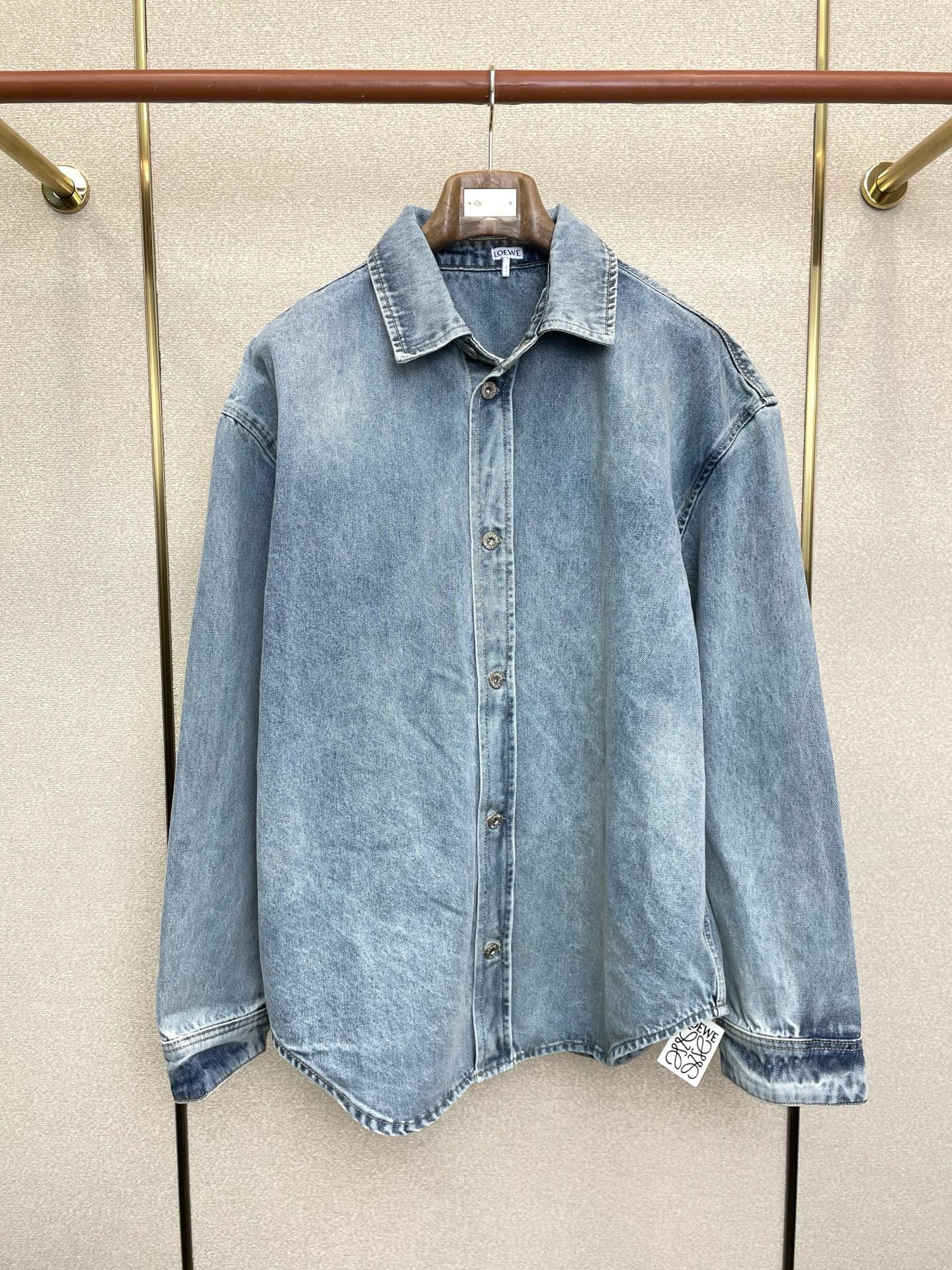 NO:661358,.LOEWE exclusively supplies new original men's casual denim jackets, long-sleeved laser-burned denim jackets, high-end customization, high-end versions, fashionable and versatile imported fabrics, super soft and delicate to the touch, comfortable to wear, high-end boutique, exquisite upper body made by the factory, very good, a must-have item for men, complete with three standards, code number 46.48.50.52,,loewe,loewe,jackets & coats, 19860909.LOEWE罗意威独家专供新款原单男士休闲牛仔外套 长袖激光烧花牛仔外套 高端定制 高端版本 时尚百搭爆款进口面料 手感超柔软细腻 穿着亲肤舒适 高端精品 代工厂精细做上身非常赞 男士必备单品 三标齐全 码数46.48.50.52,,loewe,loewe,jackets & coats, ,Men's clothing