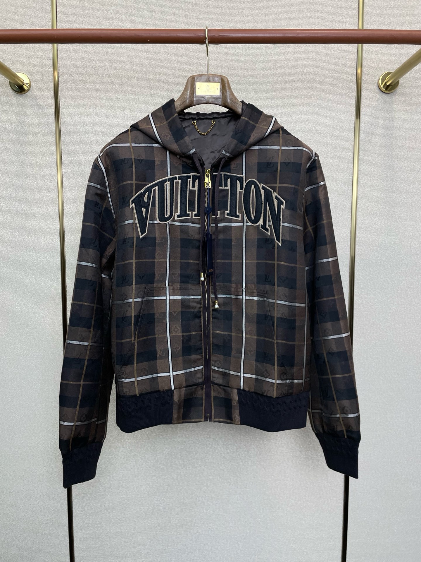 NO:661362,.Louis Vuitton exclusively offers the latest fashionable jackets. Plaid hooded logo jackets are jackets with classic designs and great looks. The quality is impeccable and quality control allows you to buy it directly. It is a high-end product that cannot be faulted! You can feel its powerful aura through the detailed pictures. It has a remarkable effect of gathering heat and keeping warm, so you don’t have to worry about getting a little chilly! Both fashionable and functional, the whole style looks more luxurious! Size 48.50.52.54,,louis vuitton,louis vuitton,jackets & coats,jackets & coats,hats, 19860909.Louis Vuitton路易威登独家专供最新时尚夹克 格纹连帽徽标夹克外套 经典设计与颜值爆棚的外套 品质更是无法挑剔品控可以直接入手,不容过错的高端臻品！通过细节图片便可感受到它强悍的气场,聚温保暖效果显著,完全不用担心会有一点寒意！时尚与功能性兼备,整款显得更加的奢华大气！ 尺码48.50.52.54,,louis vuitton,louis vuitton,jackets & coats,jackets & coats,hats, ,Men's clothing