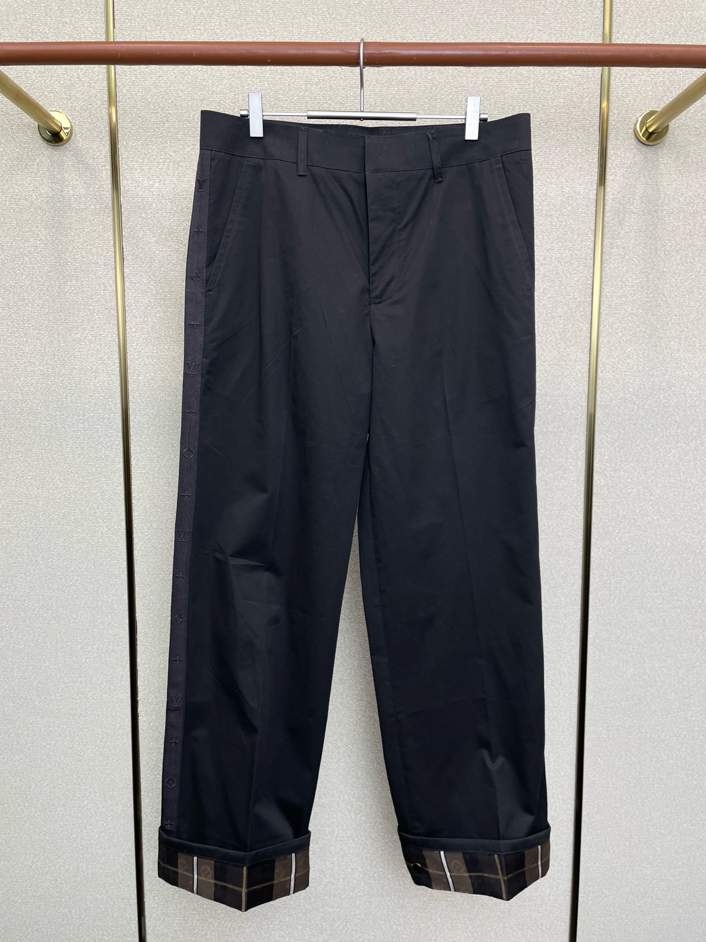 NO:661282,.Louis Vuitton exclusive new casual pants high-end version!  Uniquely designed counter-customized fabrics with high breathability and comfort, impeccable details, brand element design concept, reflecting high quality. It feels delicate and soft!  It presents a casual cut and the upper body shape is awesome!  Code number 46.48.50.52.,,louis vuitton,louis vuitton, 19860909.Louis Vuitton路易威登独家专供新款休闲裤 高端版本！独特设计 专柜定制面料 透气舒适度高,细节无可挑剔,品牌元素设计理念,体现高品质.手感细腻柔软！呈现休闲裁剪,上身版型超赞！码数46.48.50.52.,,louis vuitton,louis vuitton, ,Men's clothing