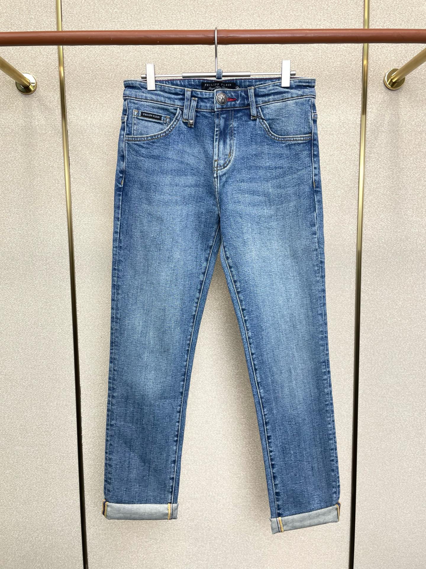 NO:661237,.PHILIPP PLEIN Philip Plein exclusively supplies high-end versions of new casual jeans. Custom-made fabrics at the counter. Highly breathable and comfortable, with impeccable details. The brand element design concept reflects high quality. It feels delicate and soft!  It presents a casual cut and the upper body shape is awesome!  Code number 30-38 (no 35.37),,PHILIPP PLEIN,jeans, 19860909.PHILIPP PLEIN菲利普·普莱茵独家专供新款休闲牛仔裤高端版本 专柜定制面料 透气舒适度高,细节无可挑剔,品牌元素设计理念,体现高品质.手感细腻柔软！呈现休闲裁剪,上身版型超赞！码数30-38（无35.37）,,PHILIPP PLEIN,jeans, ,Men's clothing