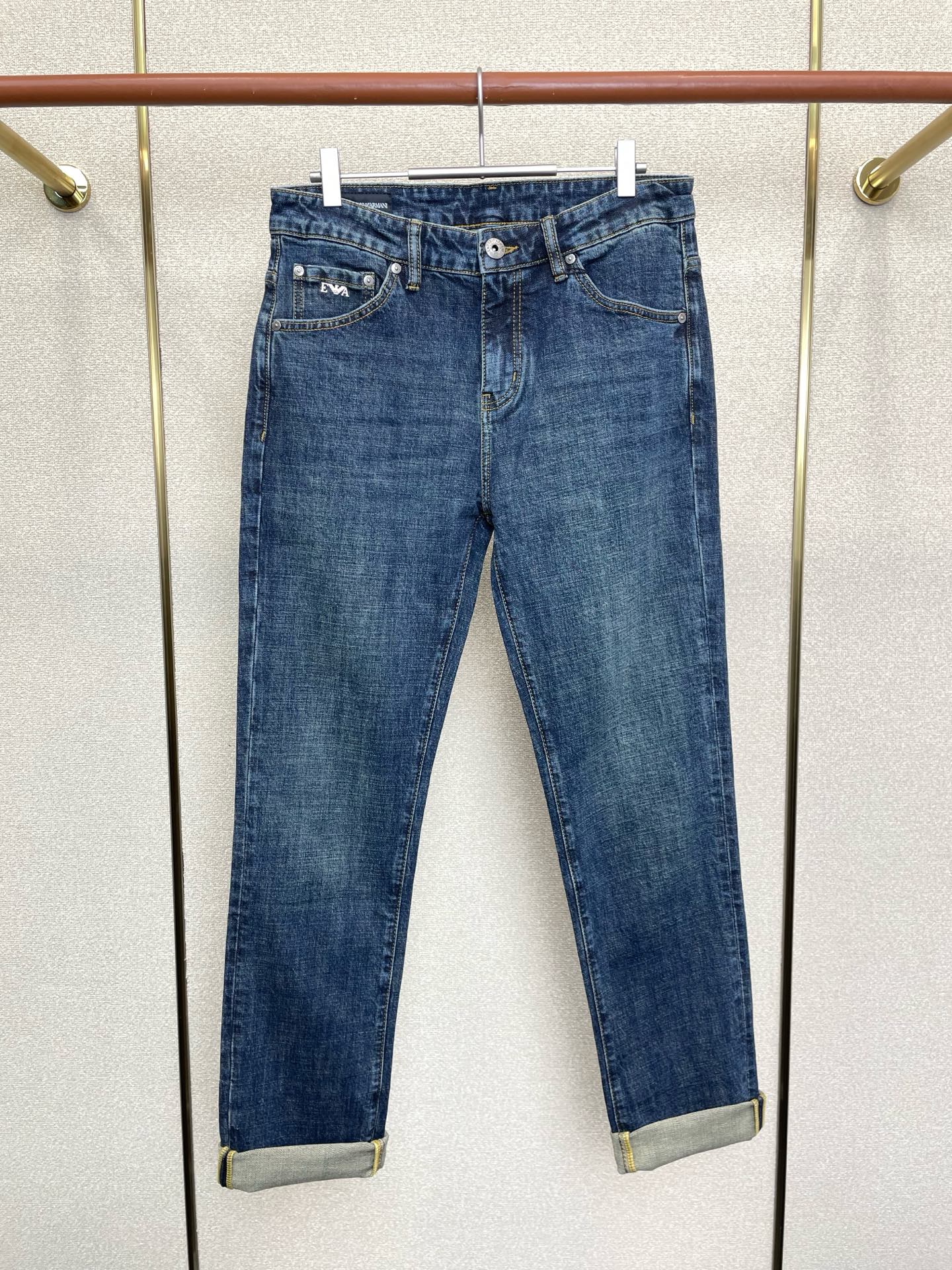 NO:661270,.ARMANI exclusively provides high-end versions of new casual jeans. Custom-made fabrics at the counter. Highly breathable and comfortable, with impeccable details. The brand element design concept embodies high quality. It feels delicate and soft!  It presents a casual cut and the upper body shape is awesome!  Code number 30-38 (no 35.37),,armani,armani,jeans, 19860909.ARMANI阿玛尼独家专供新款休闲牛仔裤高端版本 专柜定制面料 透气舒适度高,细节无可挑剔,品牌元素设计理念,体现高品质.手感细腻柔软！呈现休闲裁剪,上身版型超赞！码数30-38（无35.37）,,armani,armani,jeans, ,Men's clothing