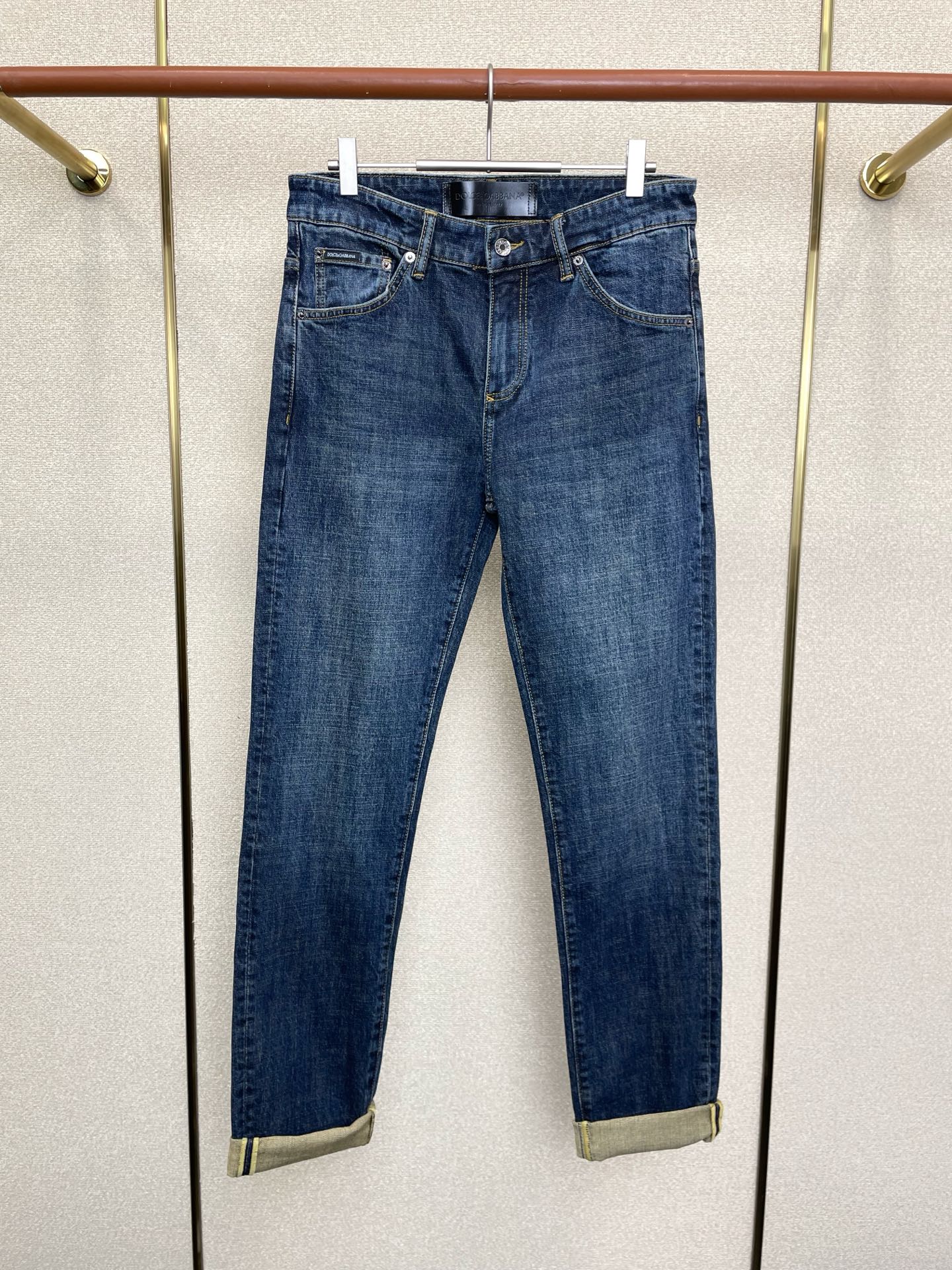 NO:661261,.Dolce&Gabbana exclusively provides high-end versions of new casual jeans. Custom-made fabrics at the counter. Highly breathable and comfortable, with impeccable details. The brand element design concept reflects high quality. It feels delicate and soft!  It presents a casual cut and the upper body shape is awesome!  Code number 30-38 (no 35.37),,Dolce&Gabbana,Dolce&Gabbana,jeans, 19860909.Dolce&Gabbana杜嘉班纳独家专供新款休闲牛仔裤高端版本 专柜定制面料 透气舒适度高,细节无可挑剔,品牌元素设计理念,体现高品质.手感细腻柔软！呈现休闲裁剪,上身版型超赞！码数30-38（无35.37）,,Dolce&Gabbana,Dolce&Gabbana,jeans, ,Men's clothing