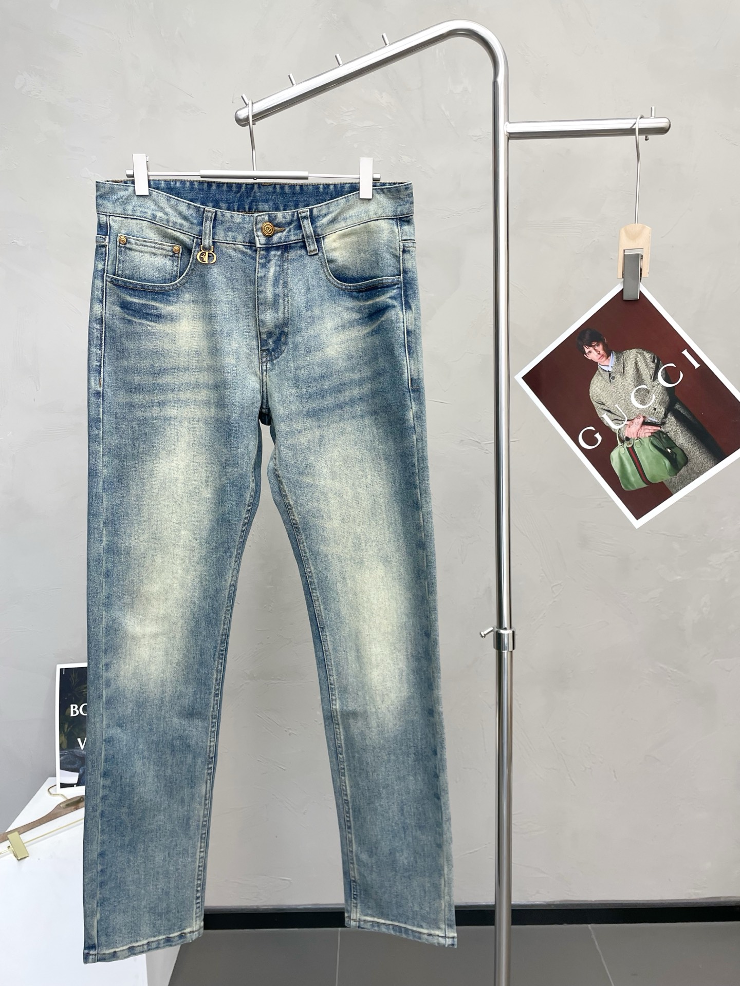 NO:712239,Support New Year’s Eve after-sales service!  .Dior exclusively provides high-end versions of new casual jeans. Custom-made fabrics at the counter. Highly breathable and comfortable, with impeccable details. The brand element design concept reflects high quality. It feels delicate and soft!  It presents a casual cut and the upper body shape is awesome!  Code number 29-42,,dior,dior,jeans,19860909支持跨年售后！.Dior迪奥独家专供新款休闲牛仔裤高端版本 专柜定制面料 透气舒适度高,细节无可挑剔,品牌元素设计理念,体现高品质.手感细腻柔软！呈现休闲裁剪,上身版型超赞！码数29-42,,dior,dior,jeans,,Men's clothing