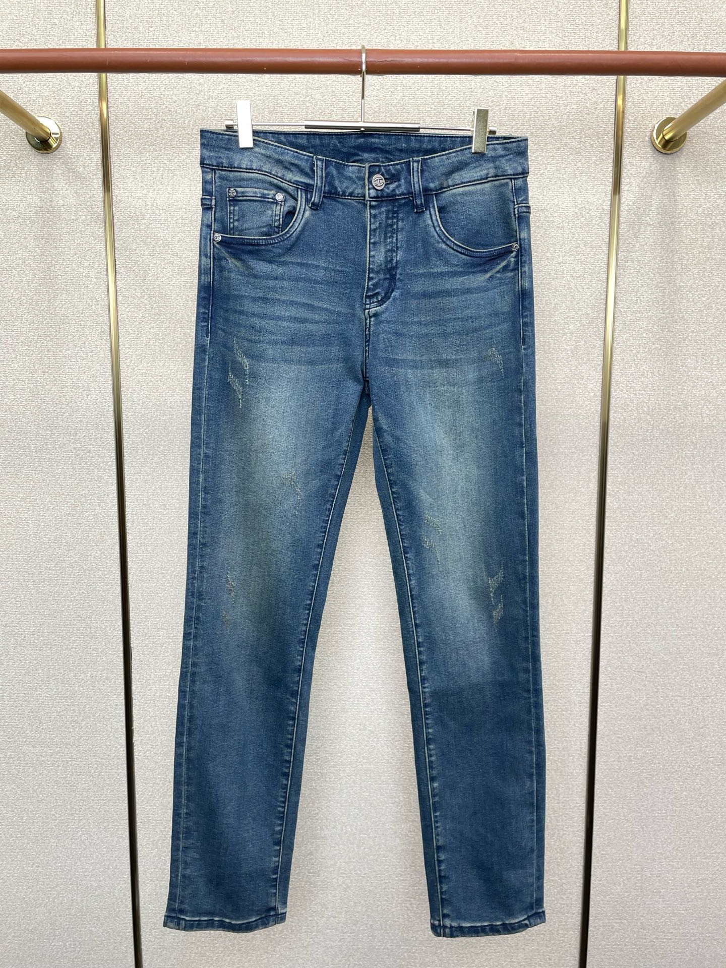 NO:712226,Support New Year’s Eve after-sales service!  .Cavalli Cavalli exclusively offers high-end versions of new casual jeans!  Custom-made fabrics at the counter are highly breathable and comfortable, with impeccable details and brand element design concepts, reflecting high quality. It feels delicate and soft!  It presents a casual cut and the upper body shape is awesome!  Code number 29-36,,jeans,19860909支持跨年售后！.Cavalli卡沃利独家专供新款休闲牛仔裤高端版本！专柜定制面料 透气舒适度高,细节无可挑剔,品牌元素设计理念,体现高品质.手感细腻柔软！呈现休闲裁剪,上身版型超赞！码数29-36,,jeans,,Men's clothing