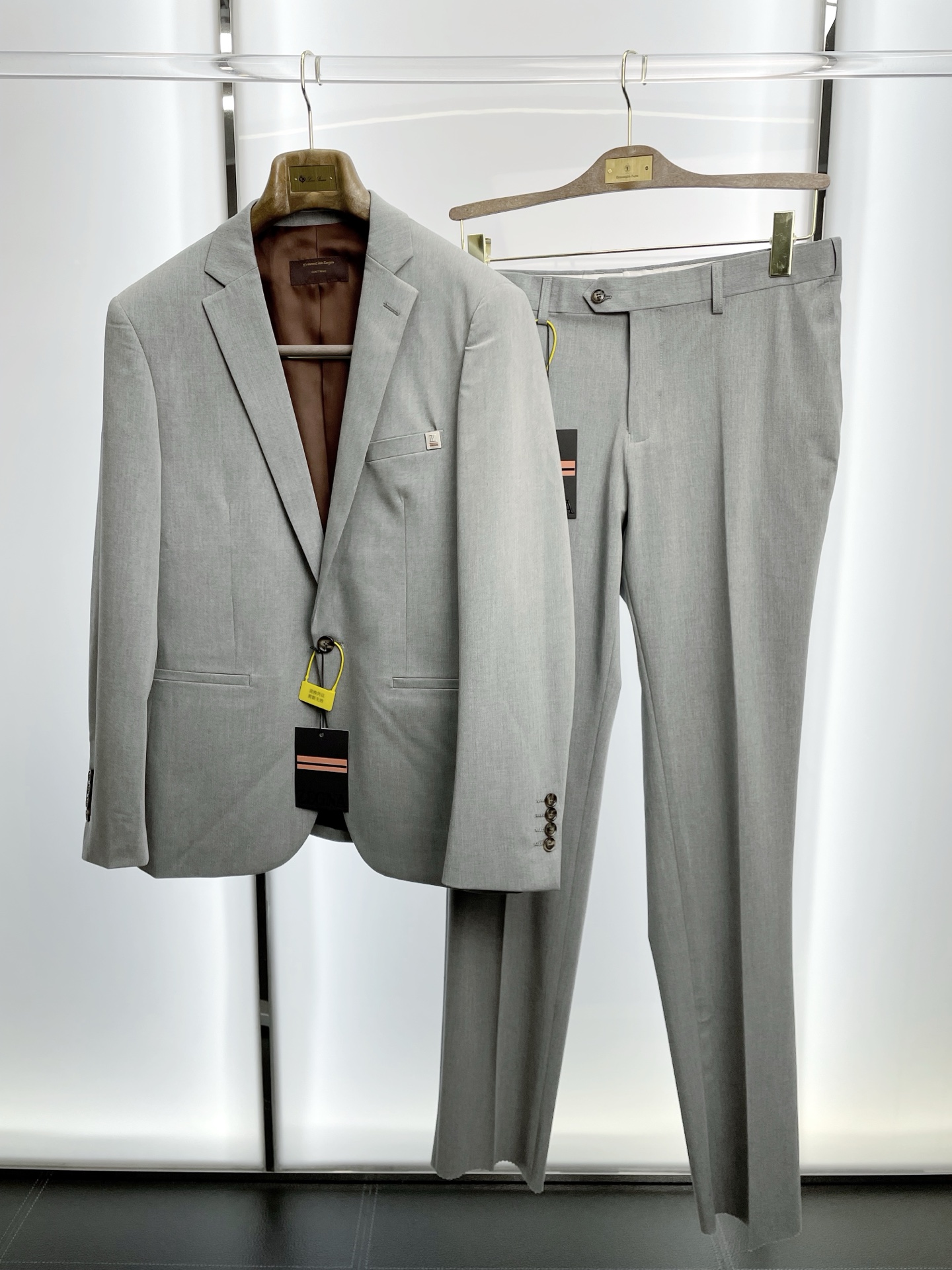 NO:684940,/Set. Single suit, trousers. ZEGNA Zegna's new suit, order from foreign trade company. Simple casual suit jacket, the new imported original polyester fiber fabric that is sold at all prices. It is breathable, soft and warm, and has a straight and drapey feeling. The whole piece of clothing is neatly laid out and all the hardware and accessories are supplied by customers. Top accessories with logo. At first glance, it is a high-end fabric. This kind of fabric is custom-woven. There is no such thing outside. It is a good product from a regular factory, and there is nothing picky about it.  This kind of jacket is a regular wear and very practical. Sizes 46-56,,zegna,jackets & coats,business suit,19860909/套.单西、西裤.ZEGNA杰尼亚新款西服套装,外贸公司订单 简约休闲西装外套,砸锅卖铁都要上的新款进口原版聚酯纤维面料,透气柔软保暖性很强,笔挺垂感十足,整件衣服车工走线整齐平整,所有五金附料都是客供带logo顶级配件 一看就是高档的面料 这种面料都是定织的 外面根本就没有 正规大厂途径出来的好货,无任何有挑剔的地方 这样的一件外套属于常备常穿的,实用性很强.尺码46-56,,zegna,jackets & coats,business suit,,Men's clothing