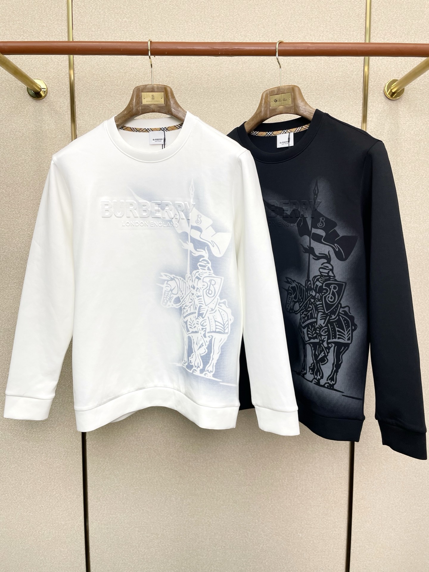 NO:684919,.Burberry's new and popular men's casual sweatshirt, high-end customization, high-end version, fashionable and versatile, popular imported fabrics, super soft and delicate to the touch, skin-friendly and comfortable to wear, high-end boutique, exquisite upper body made by the factory, very good, a must-have item for men, three complete standards, size M-4XL,,burberry,burberry,hoodie,sweatshirts,19860909.Burberry巴宝莉砸锅卖铁都要上的新款新款原单男士休闲卫衣 高端定制 高端版本 时尚百搭爆款进口面料 手感超柔软细腻 穿着亲肤舒适 高端精品 代工厂精细做上身非常赞 男士必备单品 三标齐全 码数M-4XL,,burberry,burberry,hoodie,sweatshirts,,Men's clothing